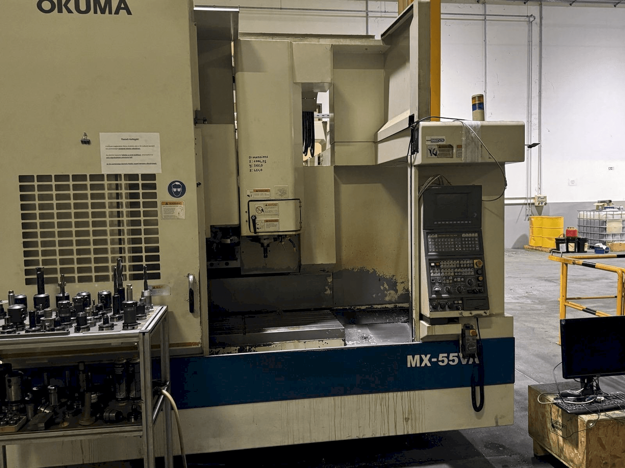 Vista frontale della macchina Okuma MX55-VA