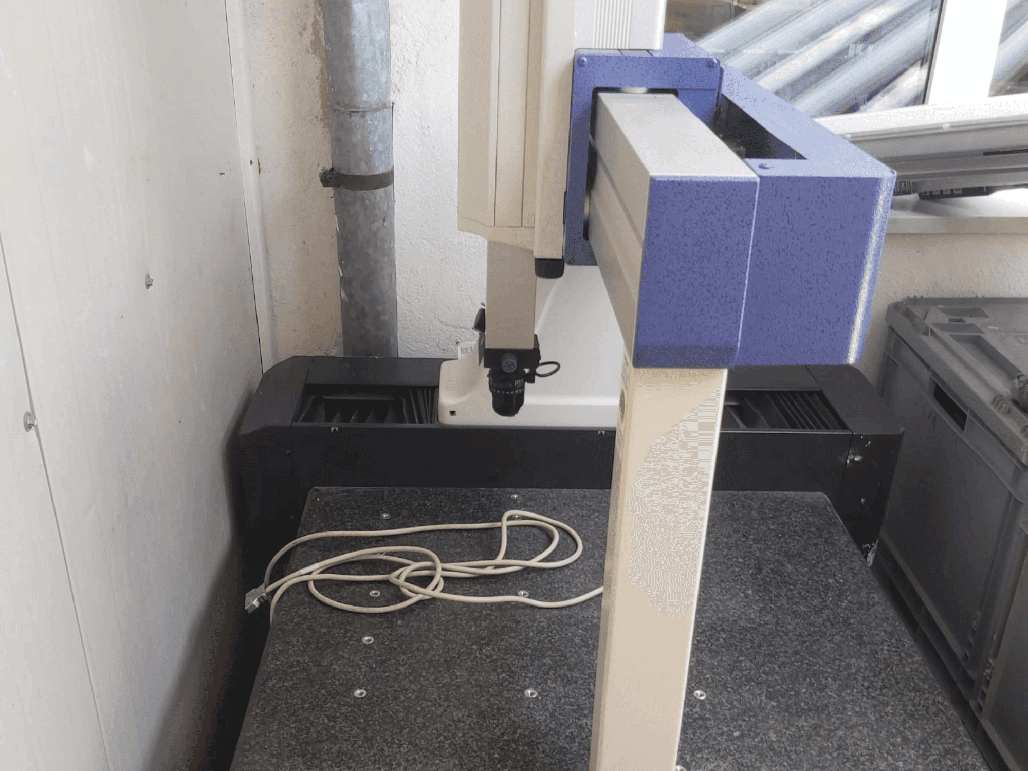 Vista frontale della macchina Mitutoyo Crysta-Plus M443