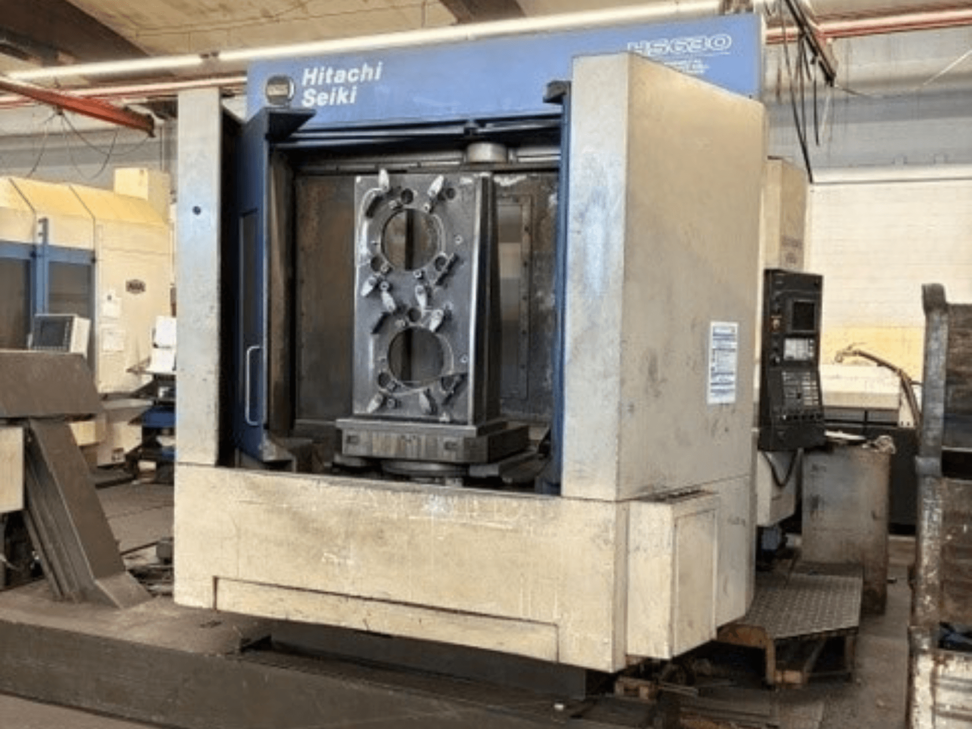 Centro di lavorazione orizzontale Hitachi Seiki HS630, vista frontale che mostra un pezzo in lavorazione e il pannello di controllo.