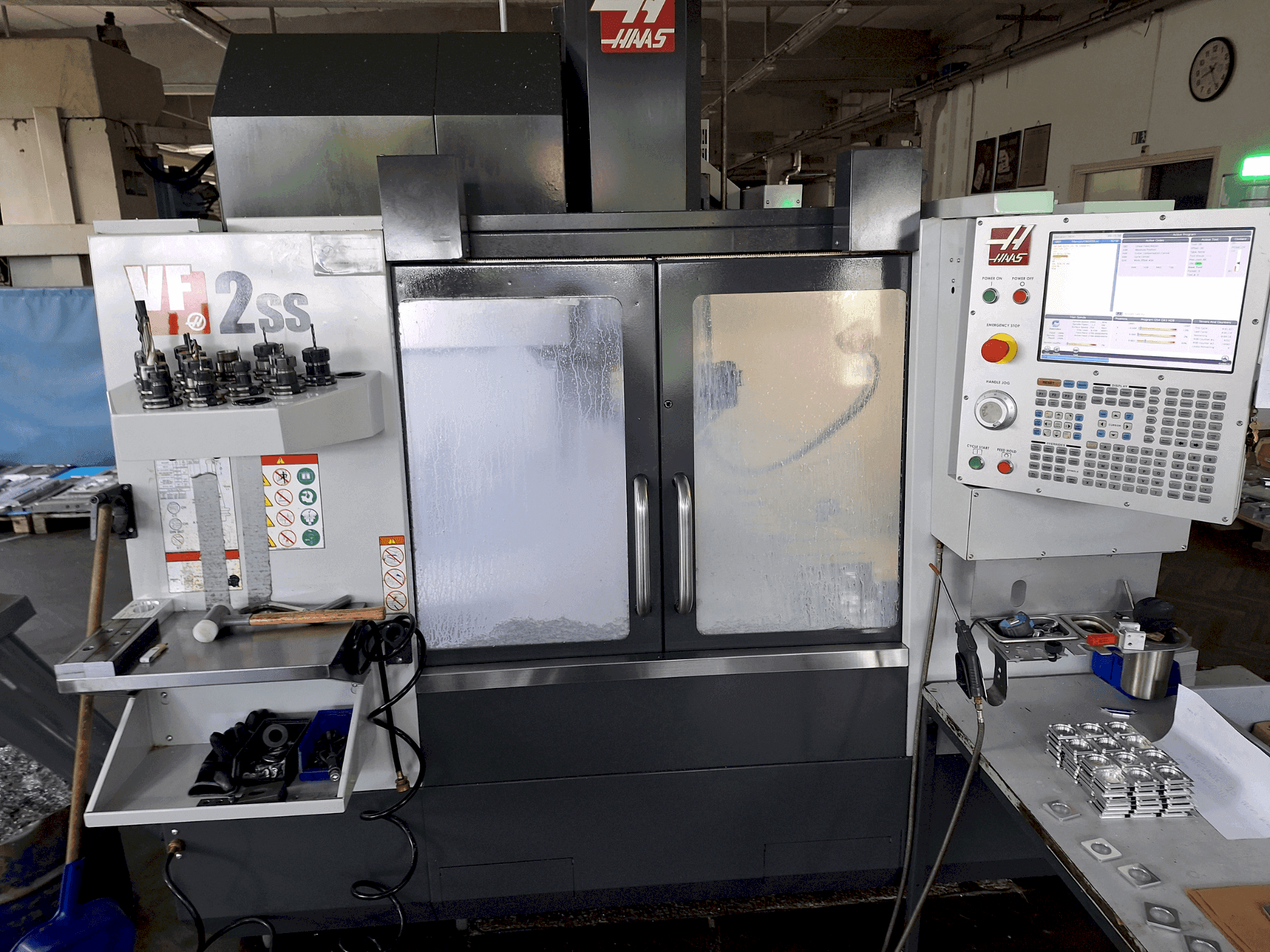Vista frontale della macchina HAAS VF 2 SS