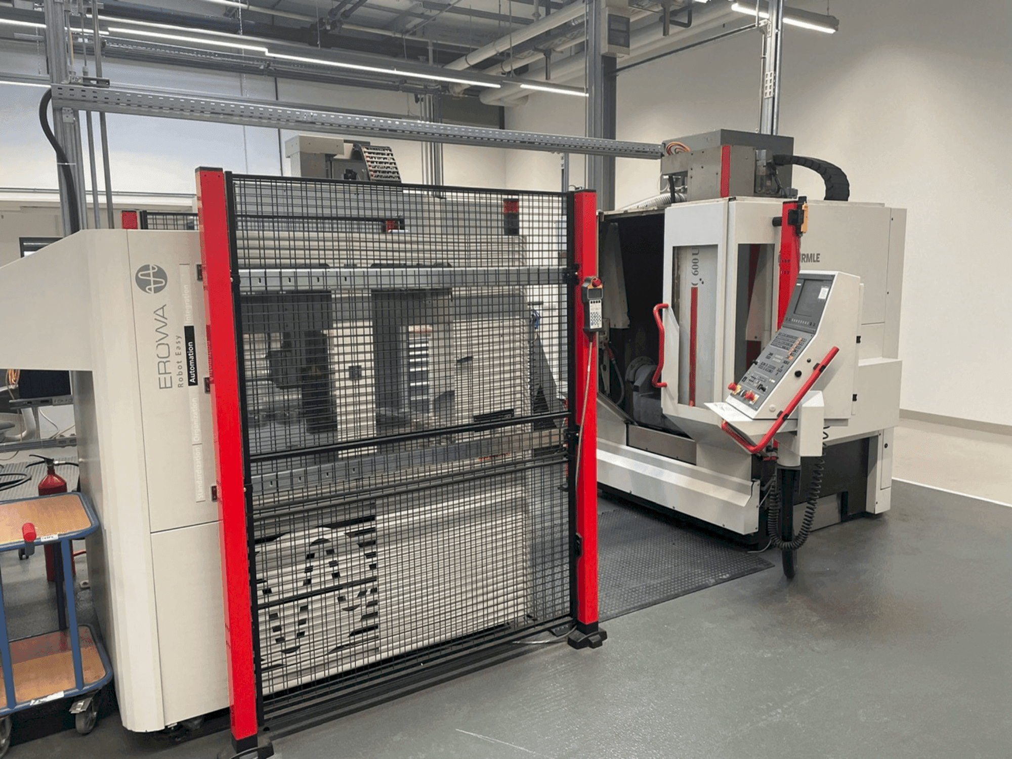 Vista frontale della macchina HERMLE C 600-U + EROWA Robot easy automation