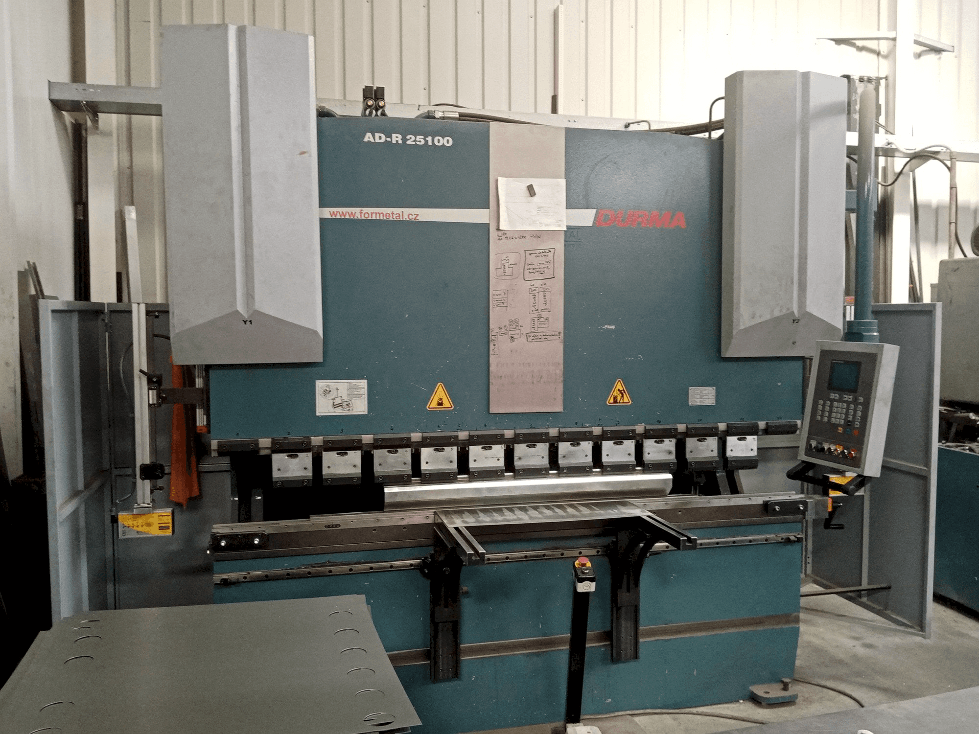 Vista frontale della macchina Durma AD-R 25100