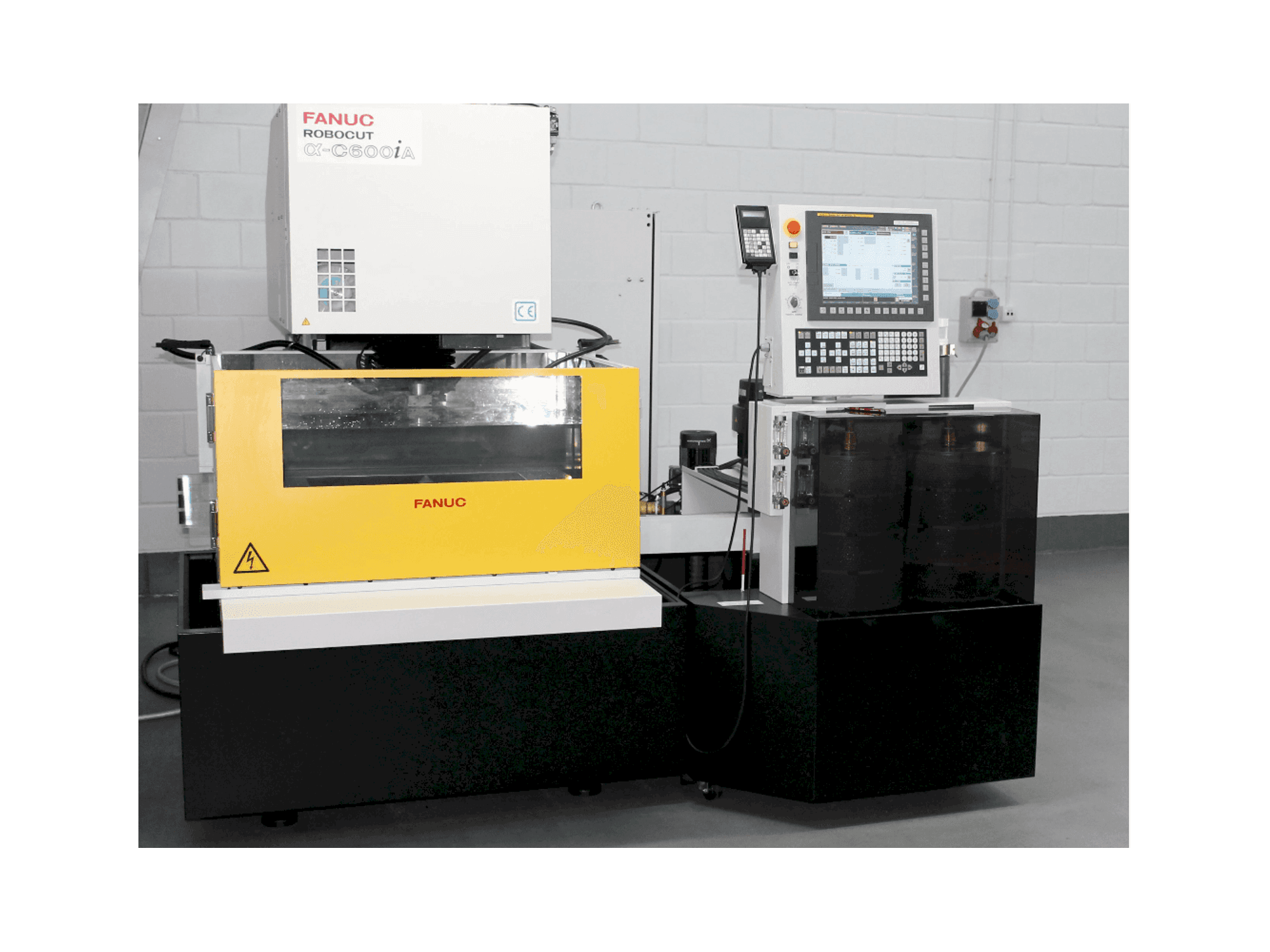 Vista frontale della macchina FANUC RoboCut Alfa C600iA