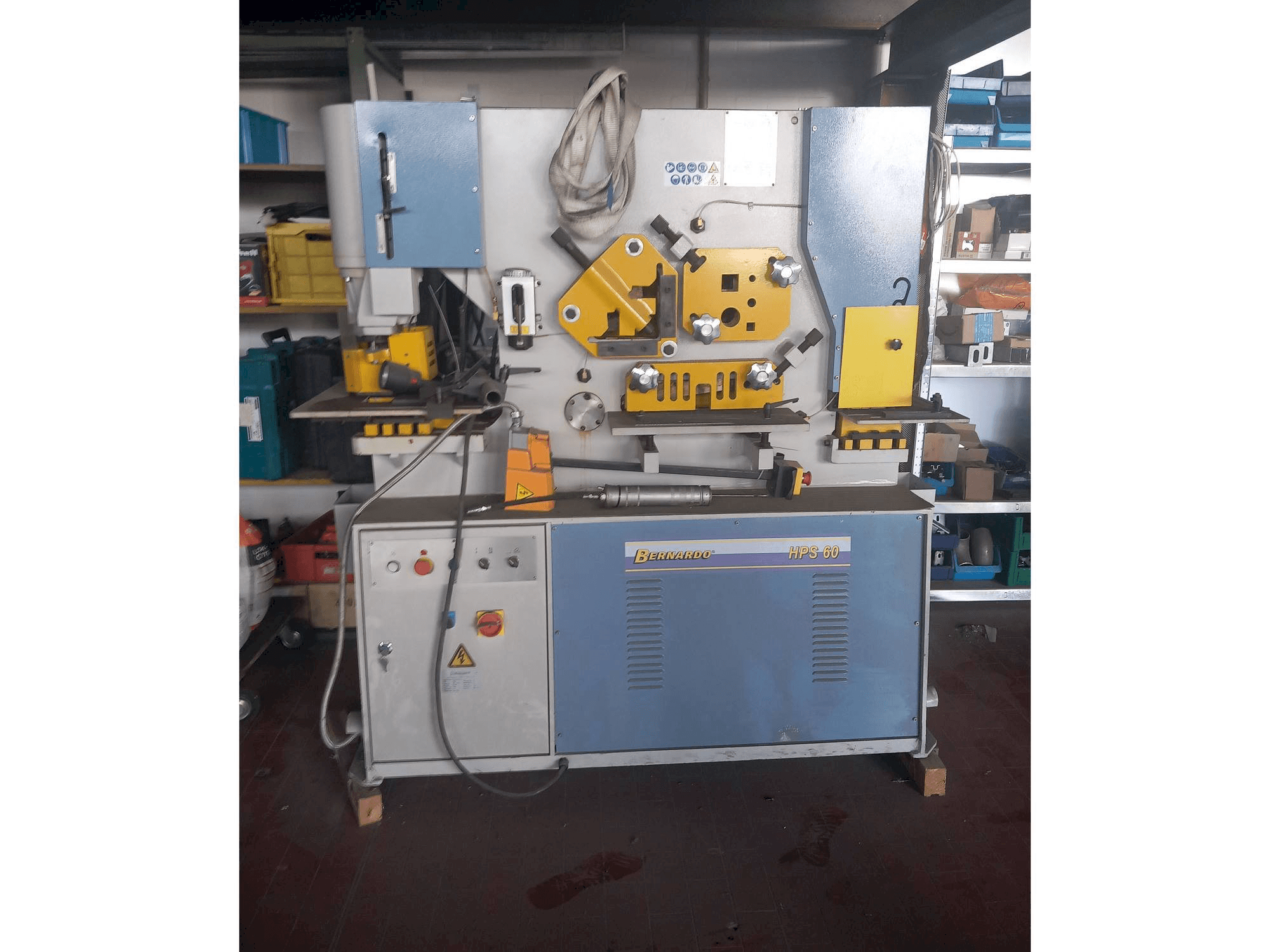 Vista frontale della macchina Bernardo HPS 60