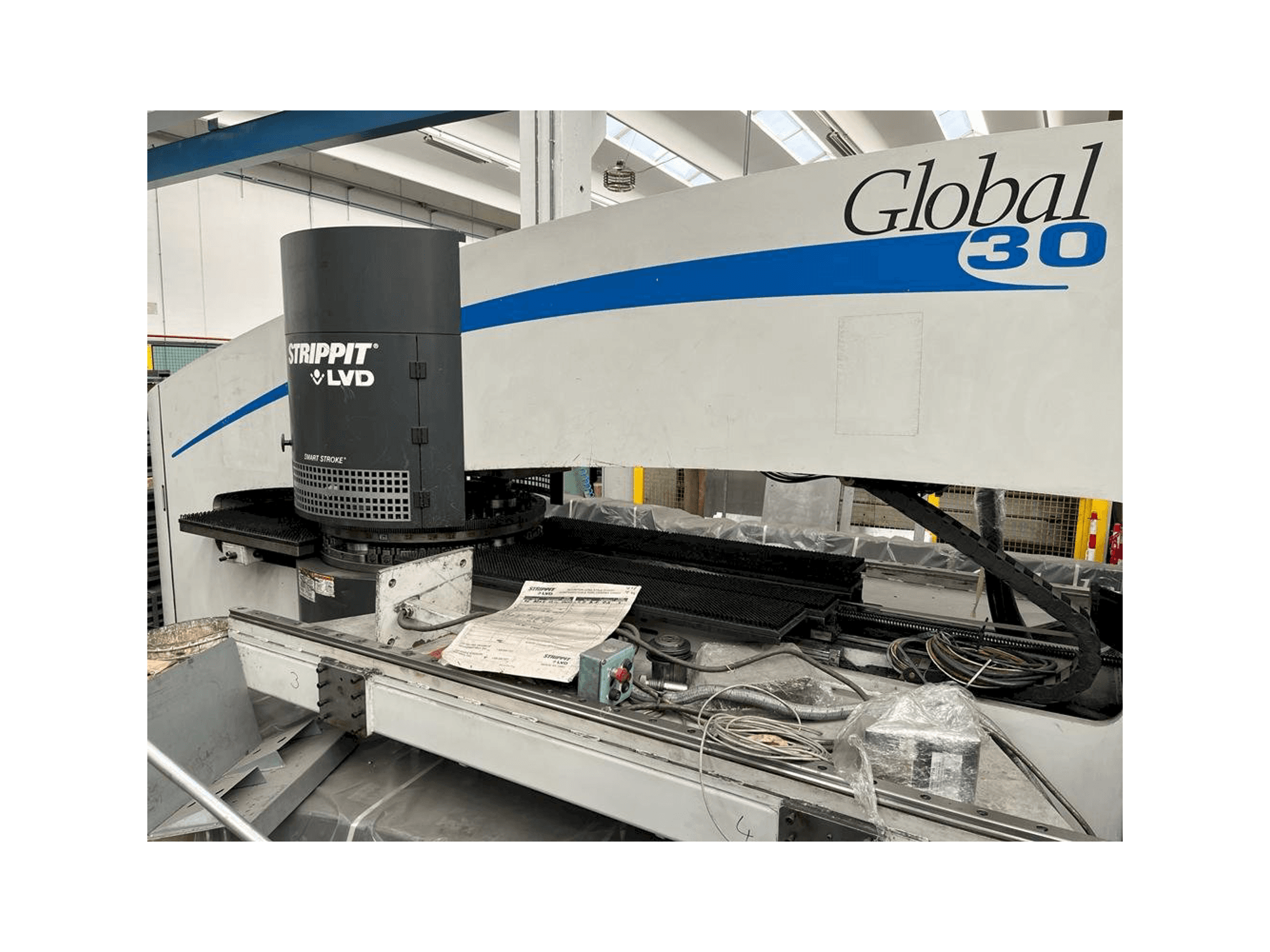 Vista frontale della macchina LVD Strippit Global 30 1525