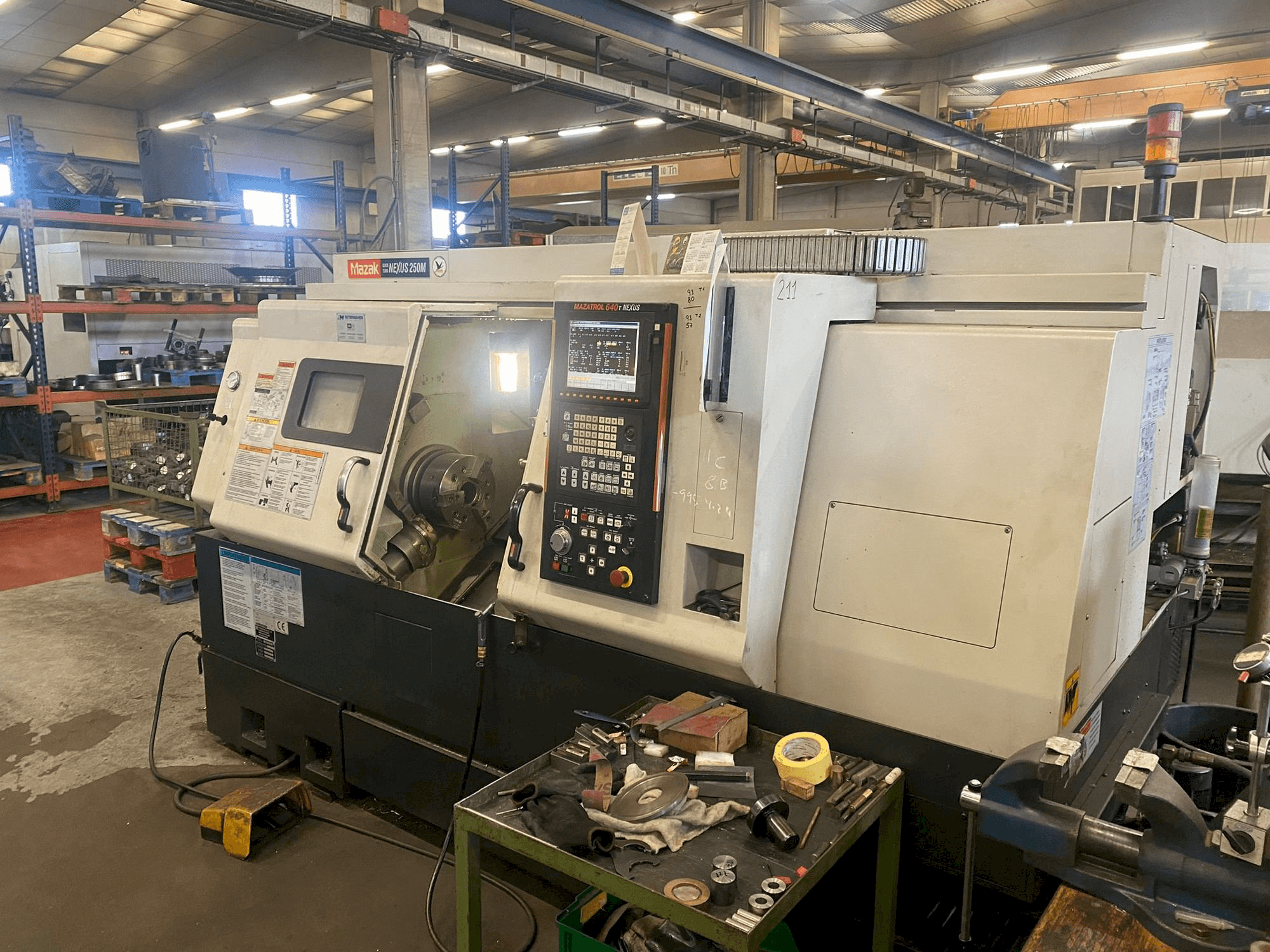 Vista frontale della macchina Mazak QTN-250M