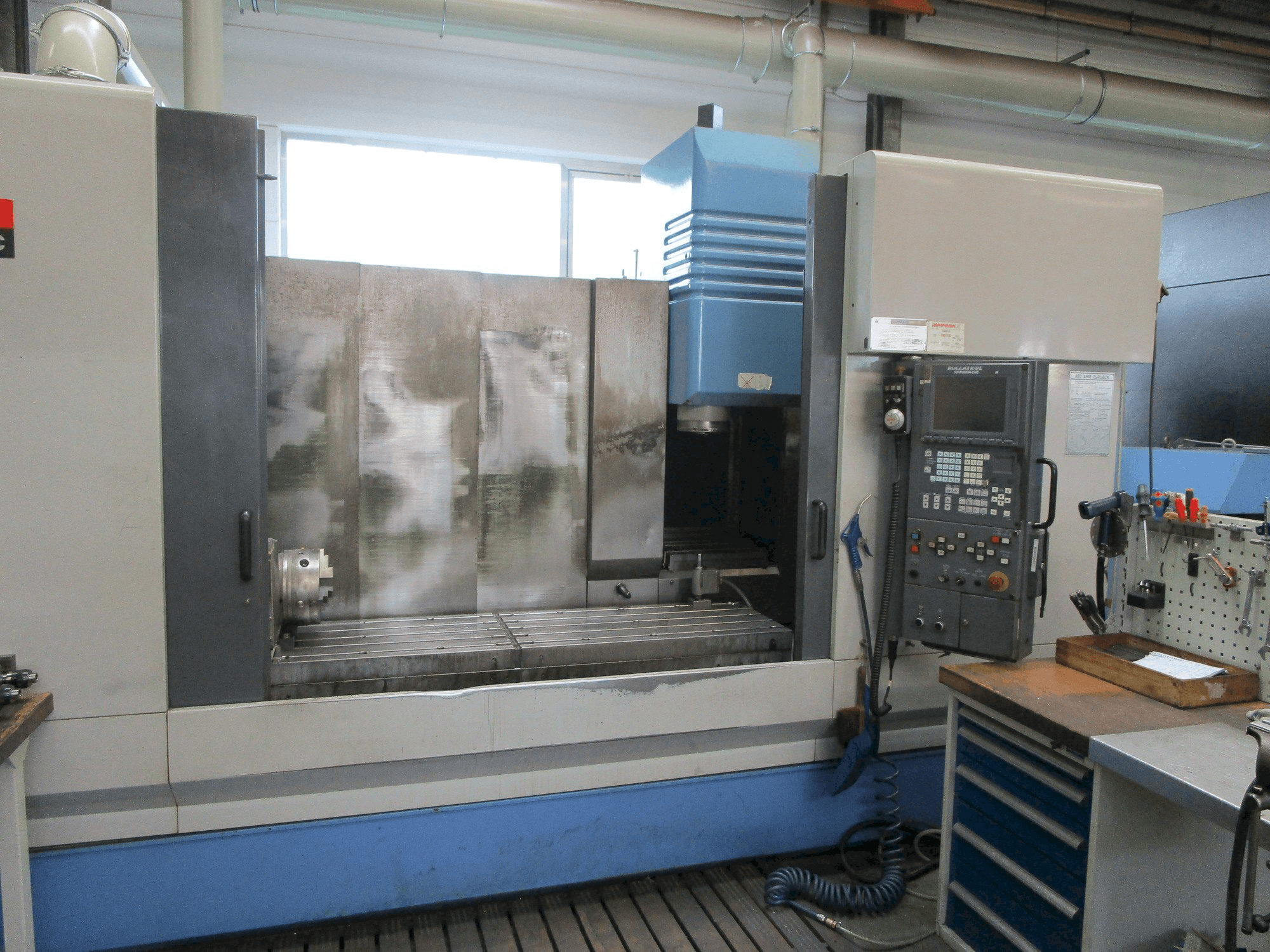 Vista frontale della macchina Mazak VTC 200 C