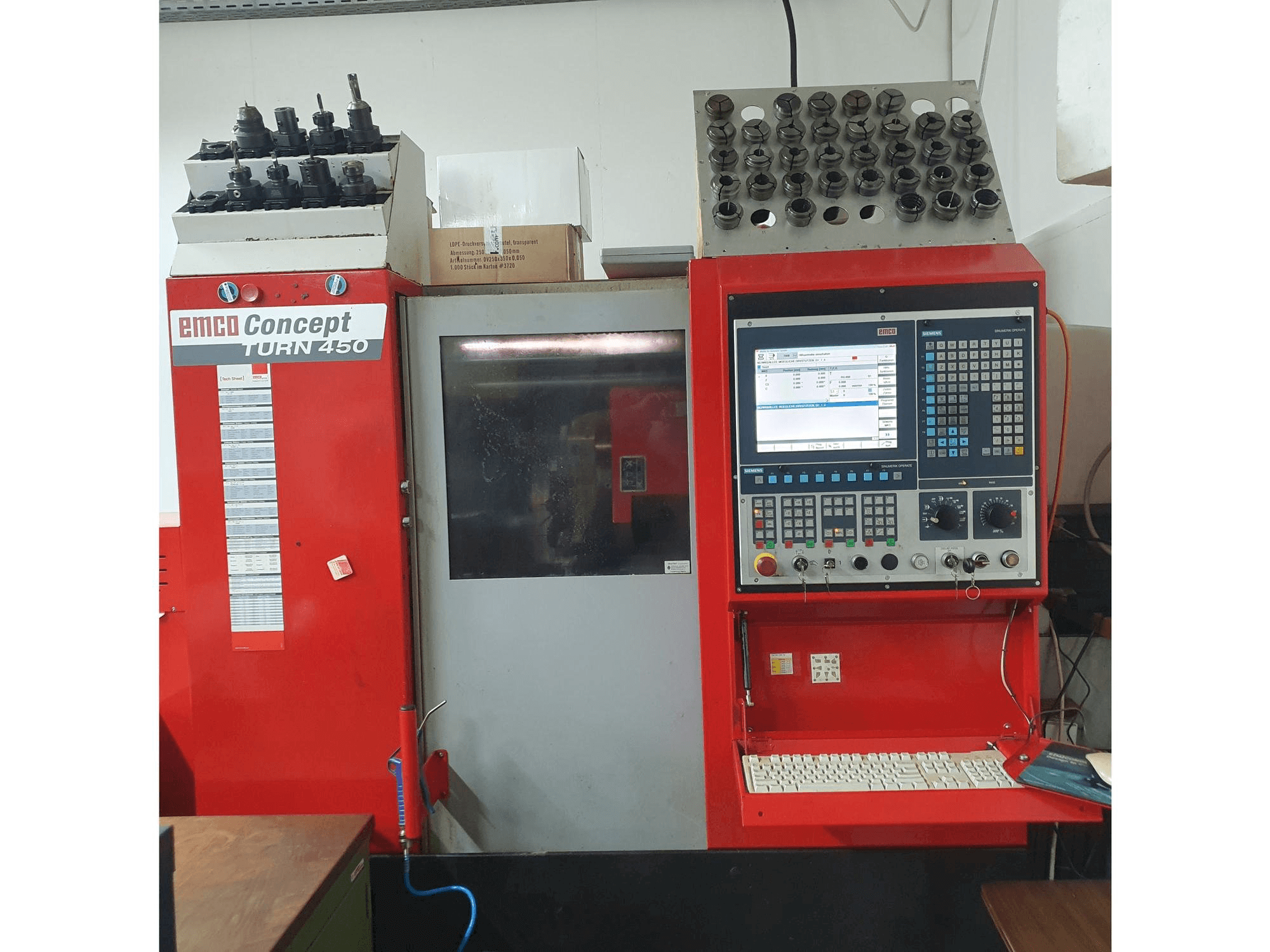 Vista frontale della macchina EMCO Concept 450