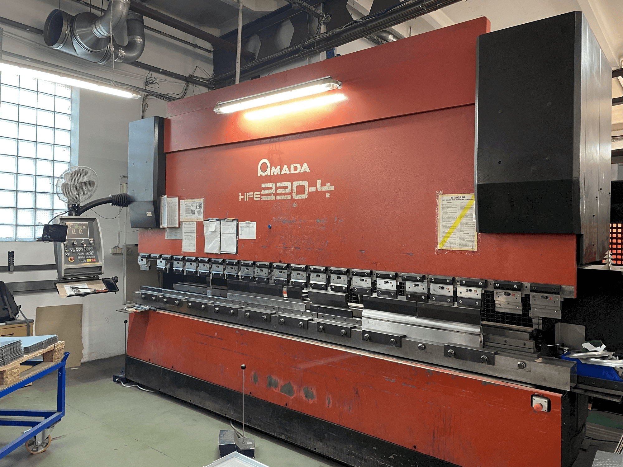 Vista frontale della macchina AMADA HFE 220-4