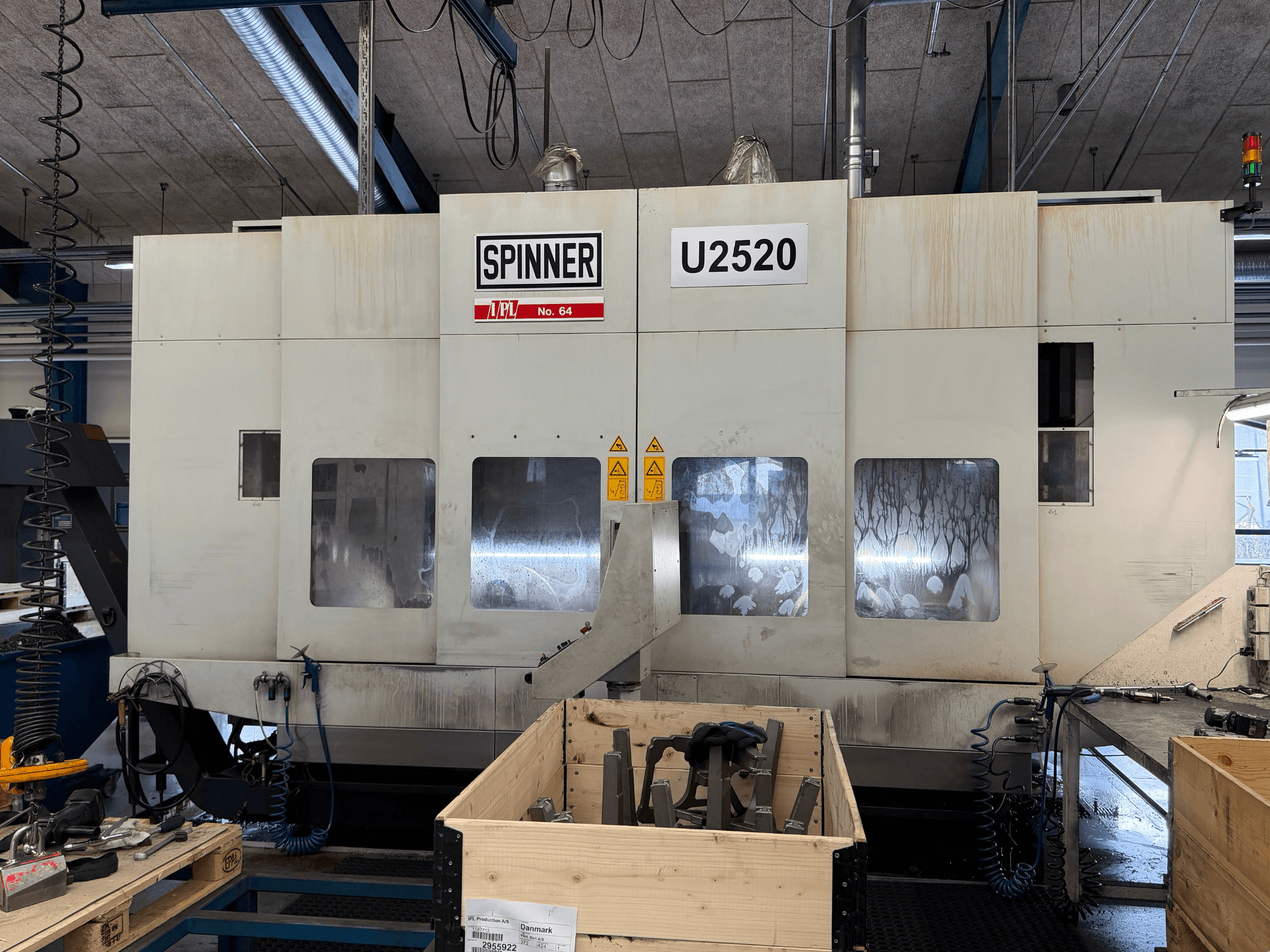 Centro di lavoro verticale SPINNER U5-2520 in un'officina, vista frontale, con pannello di controllo e area di lavoro con utensili.