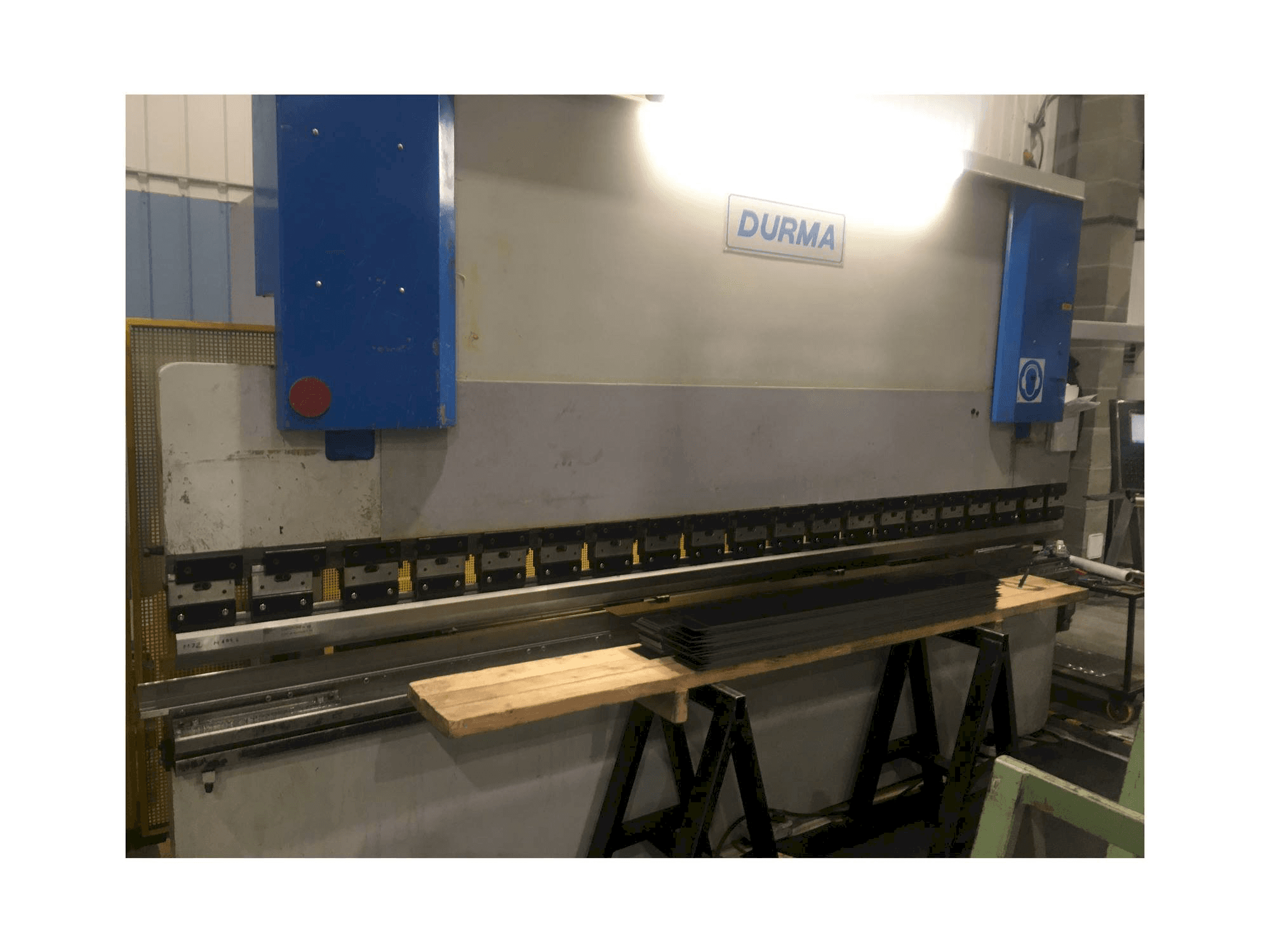Vista frontale della macchina Durma CNC HAP 40160 175-4000
