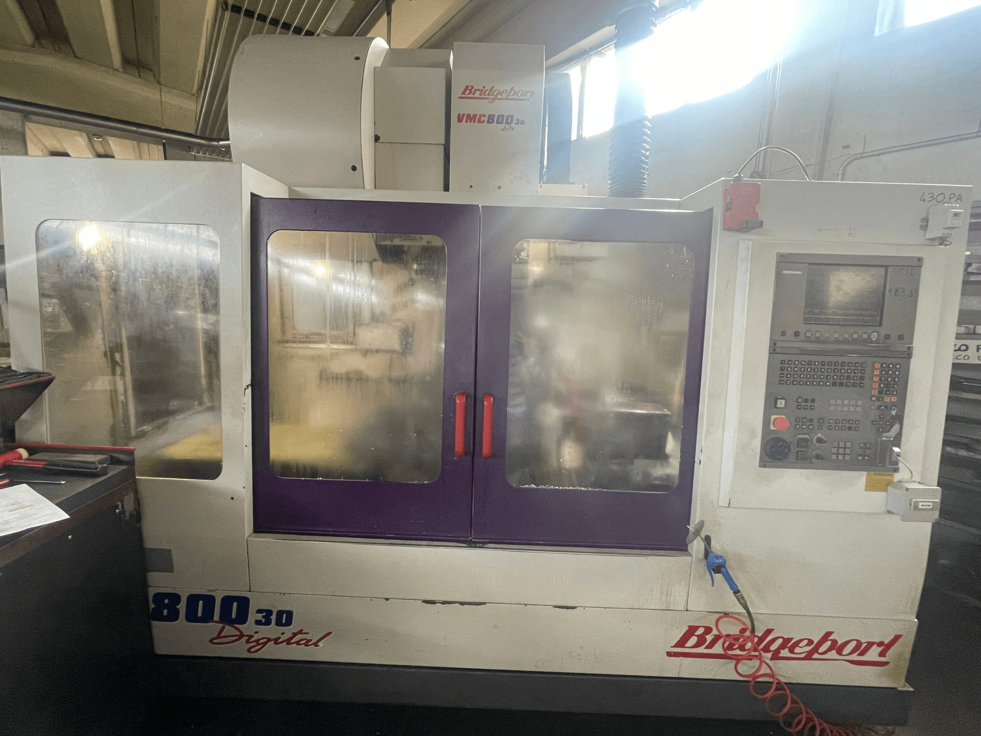 Centro di lavorazione verticale Bridgeport VMC 800/30, vista frontale con pannello di controllo e ampie finestre di ispezione.