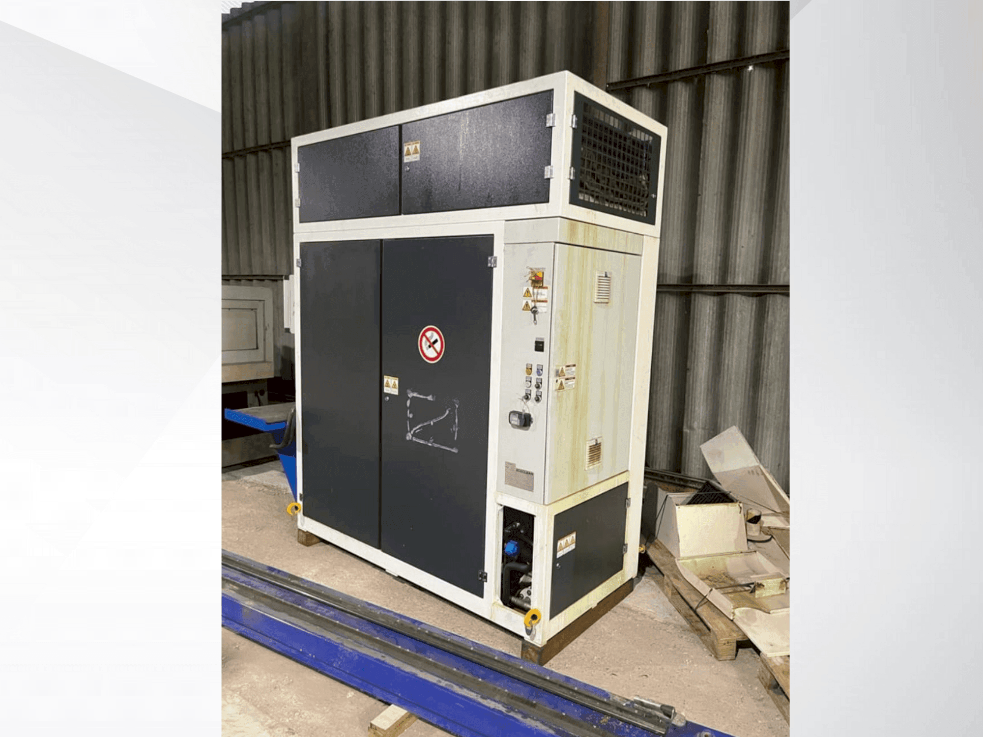 Vista frontale della macchina DÜRR Ecoclean Minio 85c (2019)