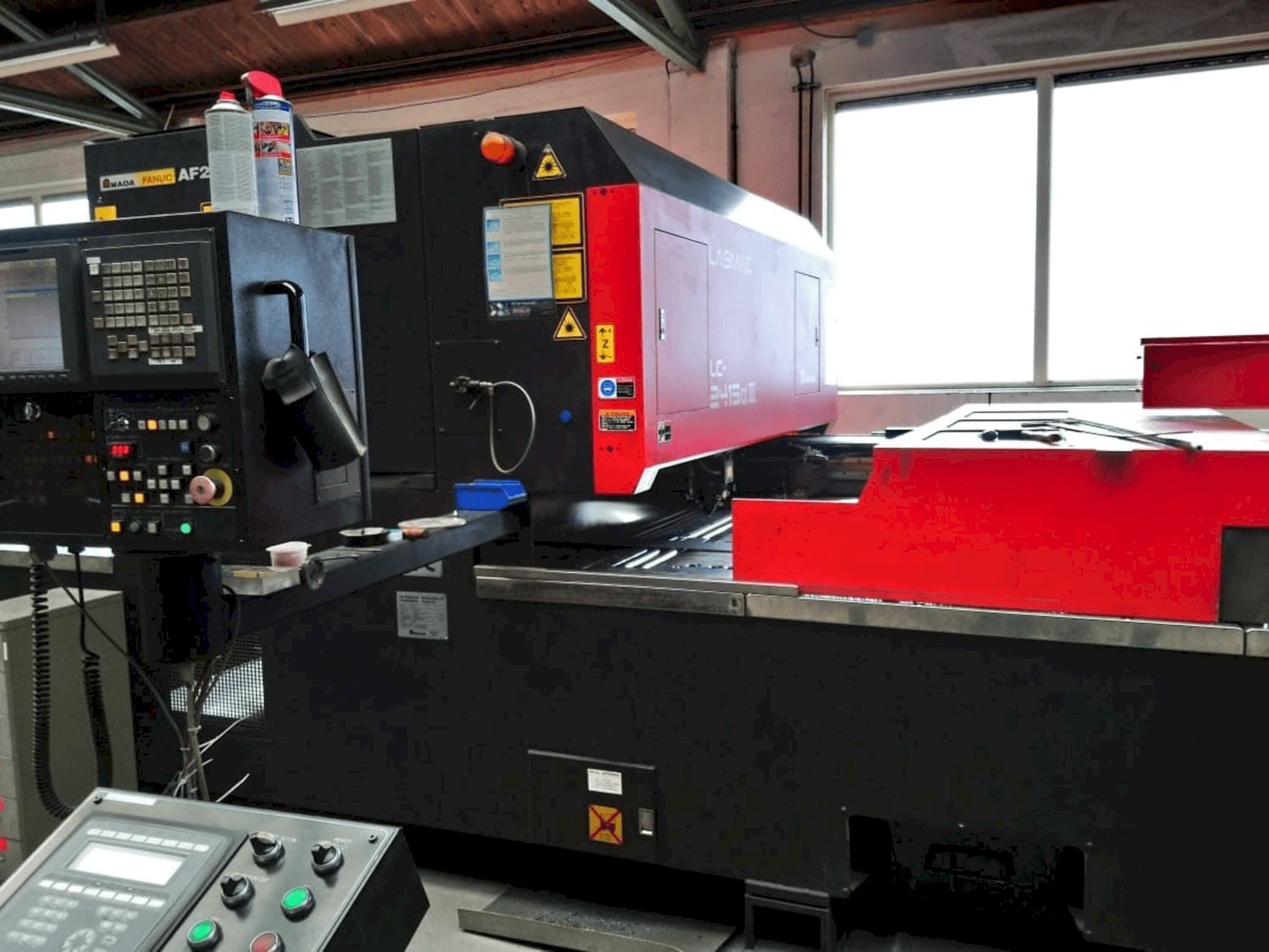 Vista frontale della macchina AMADA LC2415 ALPHA III