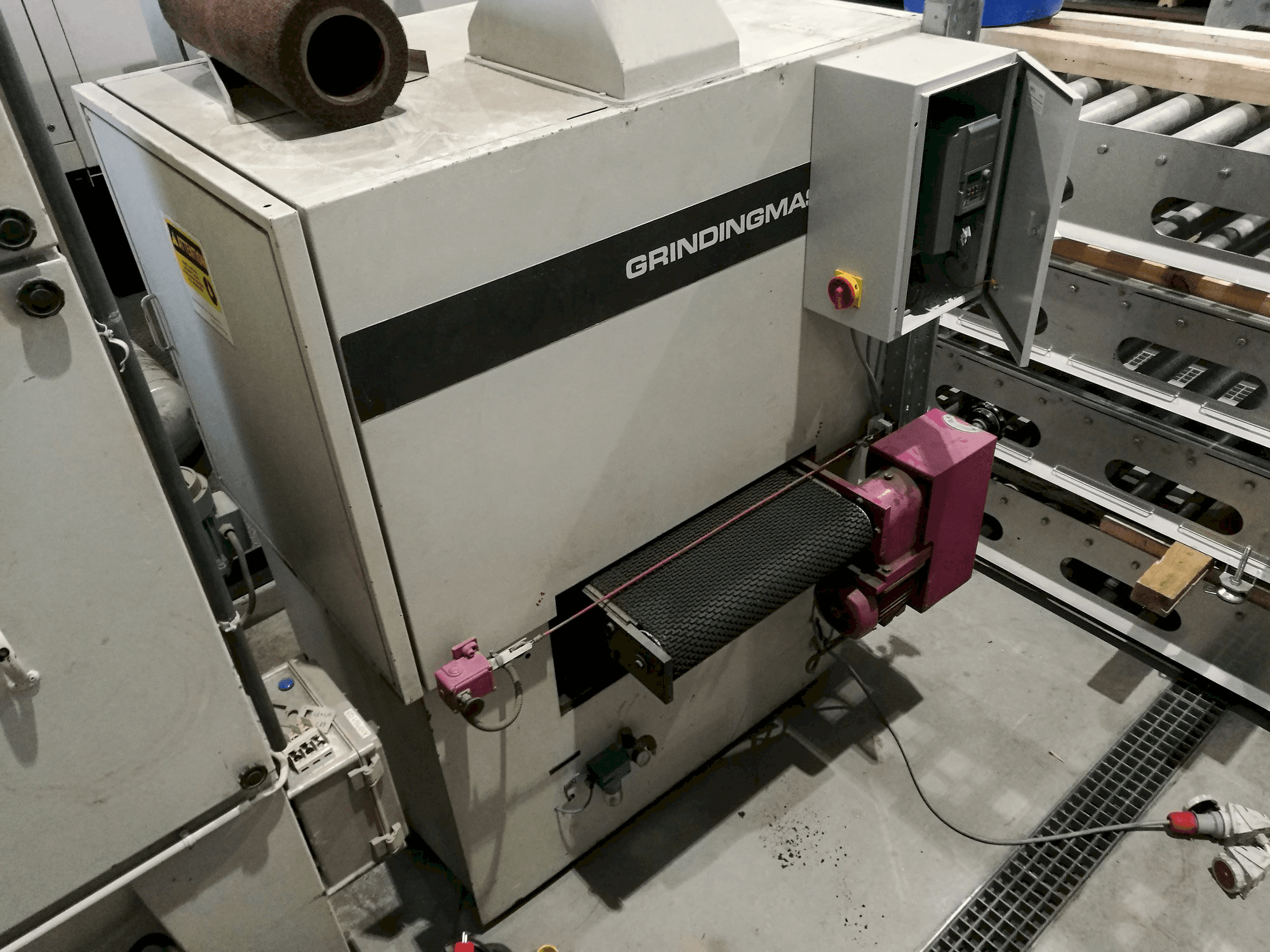 Vista lato sinistro della macchina GRINDINGMASTER MCSB2-600
