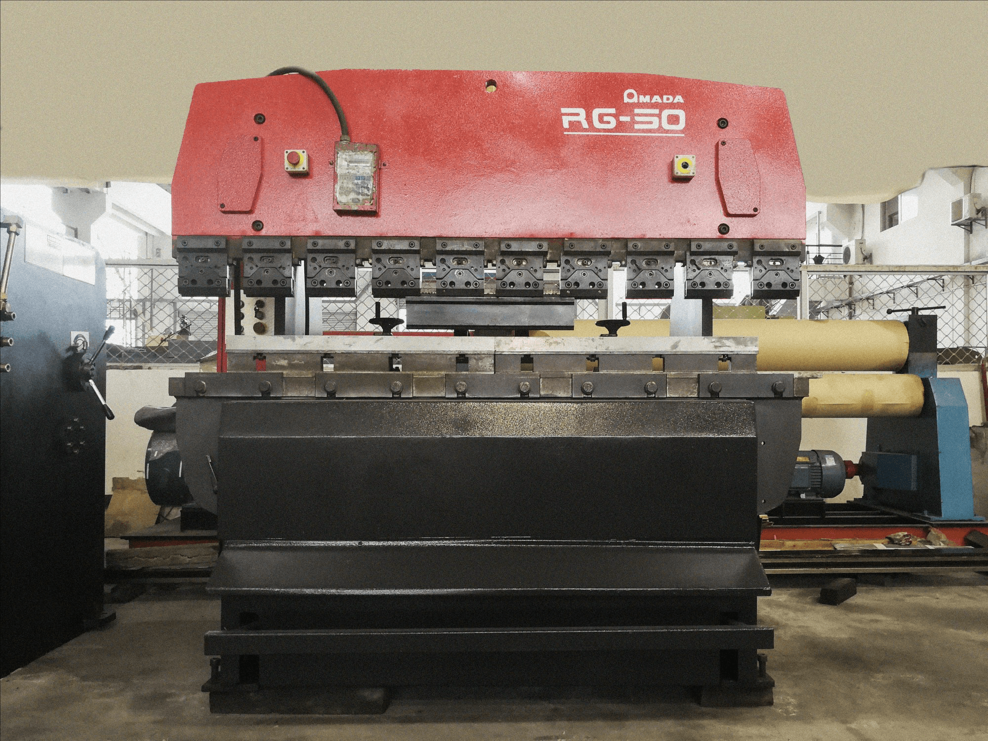 Vista frontale della macchina AMADA RG-50