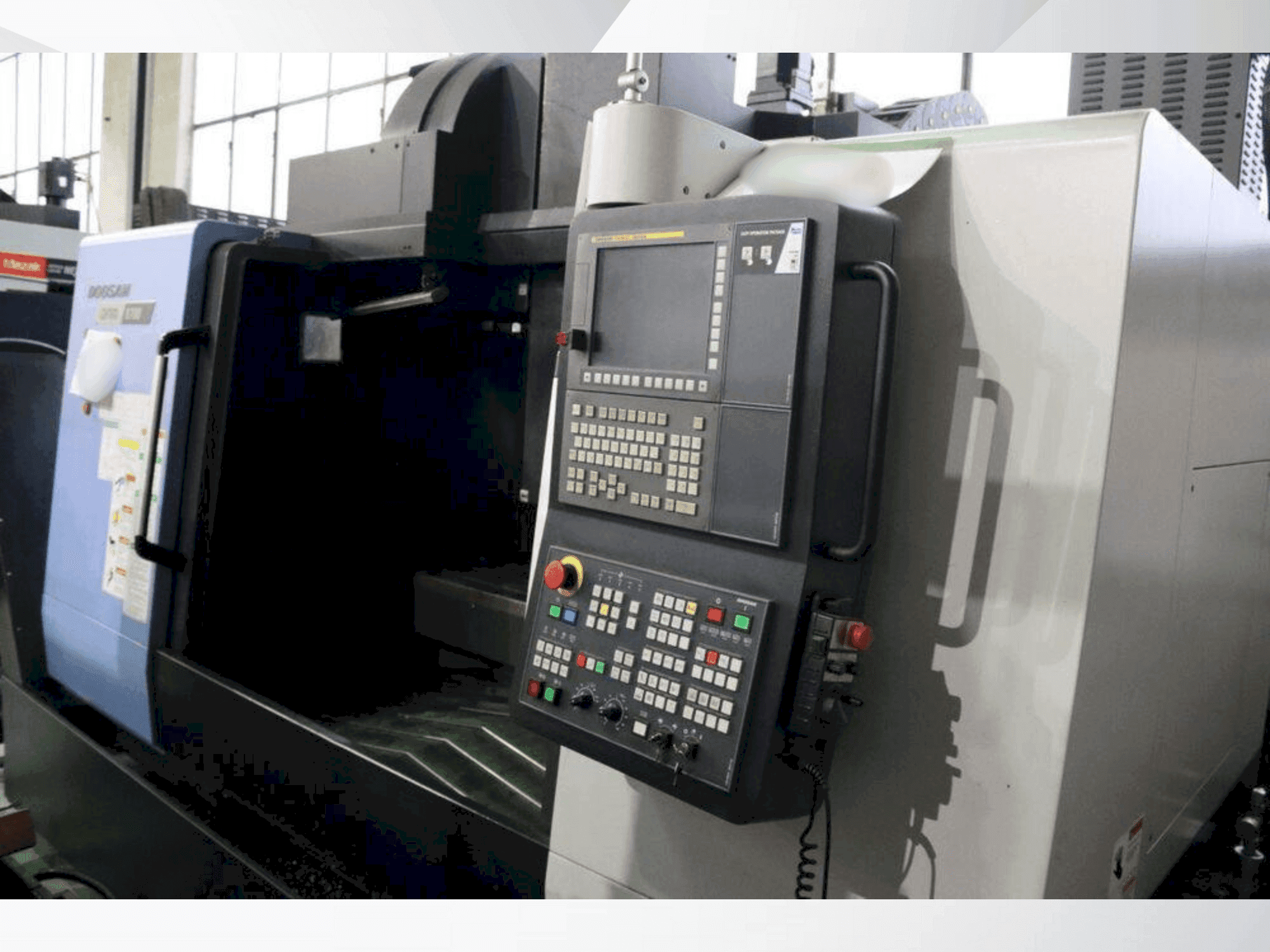 Vista frontale della macchina DOOSAN DNM 6700