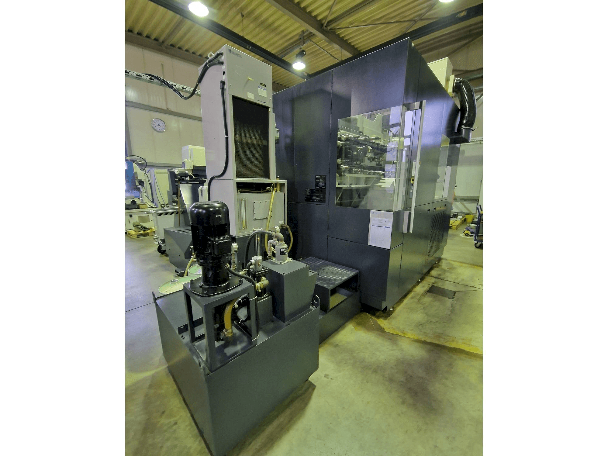 Vista frontale della macchina Makino F9