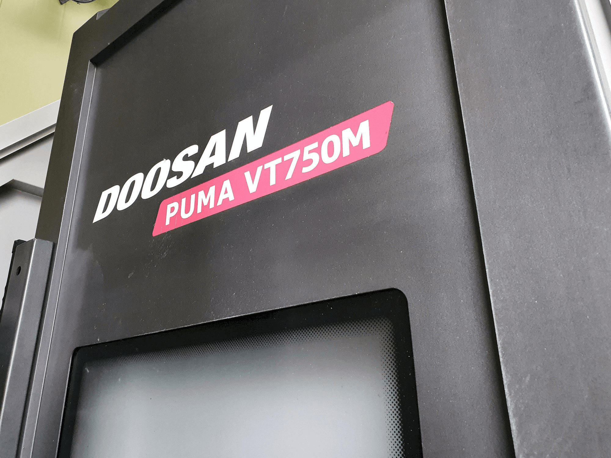 Vista frontale della macchina Doosan PUMA VT750M