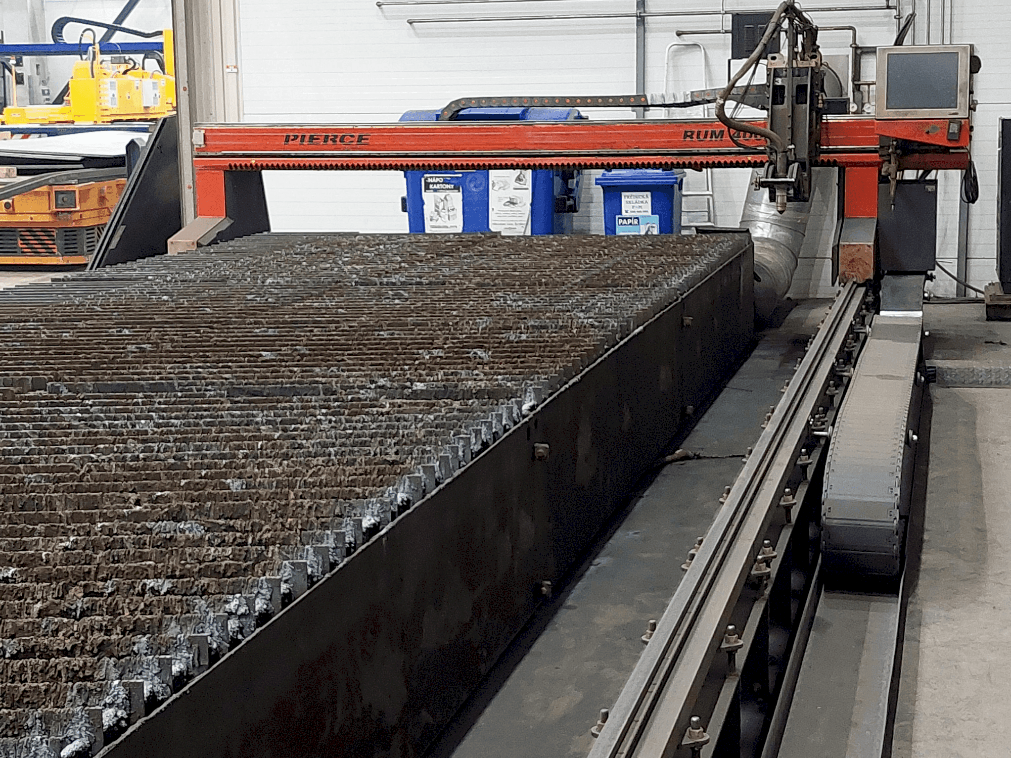 Vista frontale della macchina PIERCE RUM 4000 GP