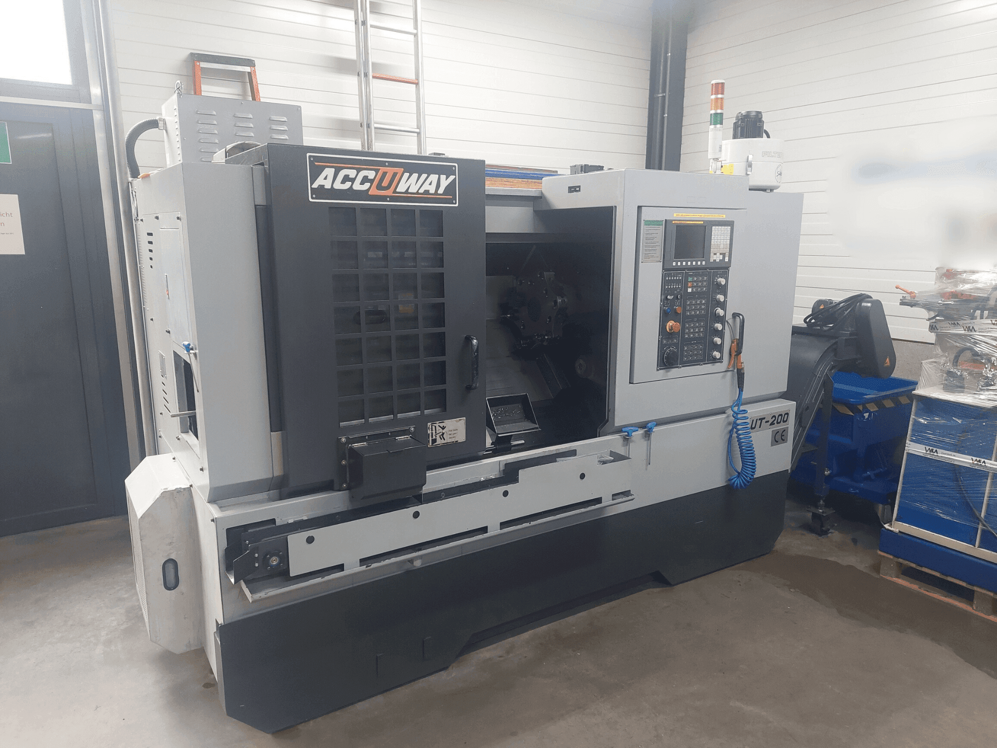 Vista frontale della macchina ACCUWAY UT-200