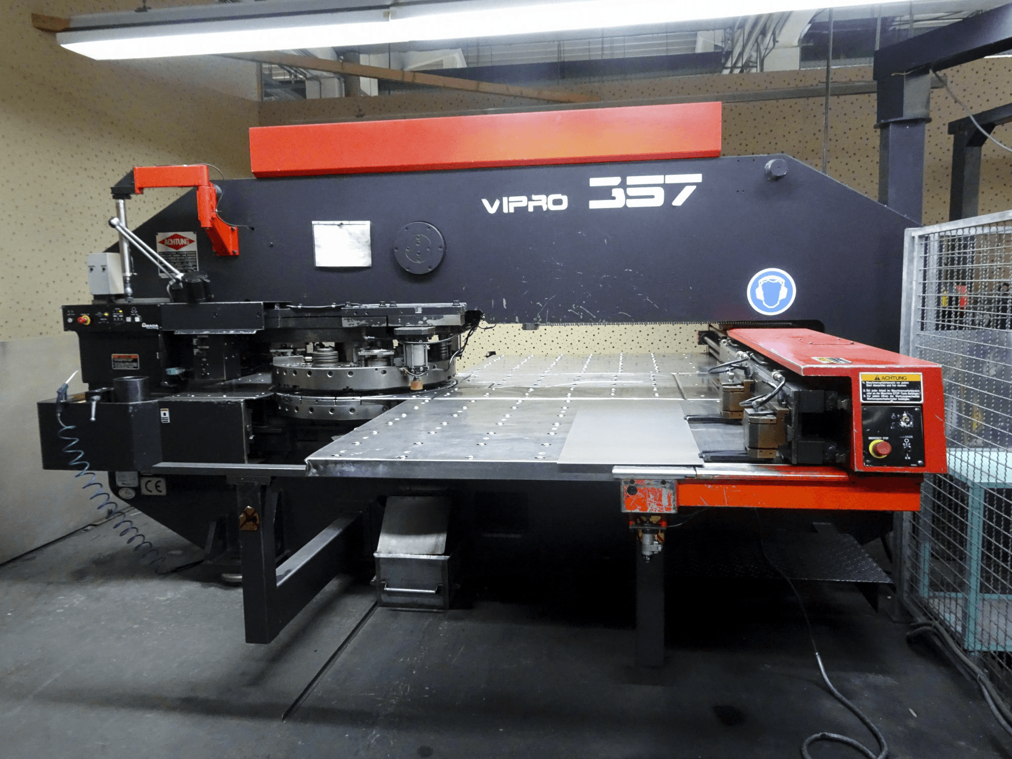 Vista frontale della macchina AMADA Vipros 357