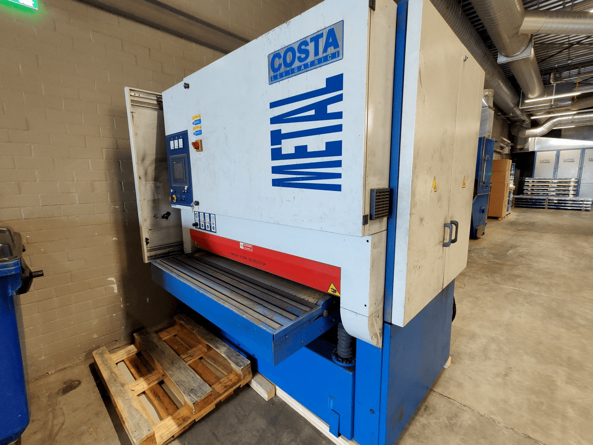 Vista frontale della macchina Costa MD5 CVV 1350