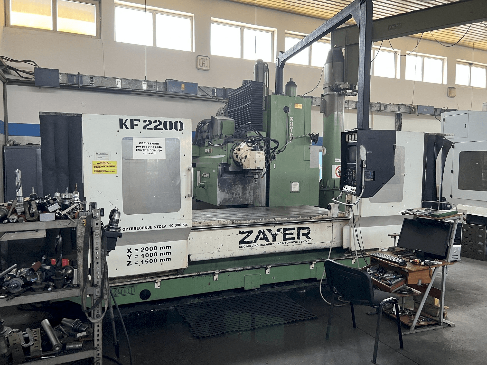Vista frontale della macchina Zayer KF 2200