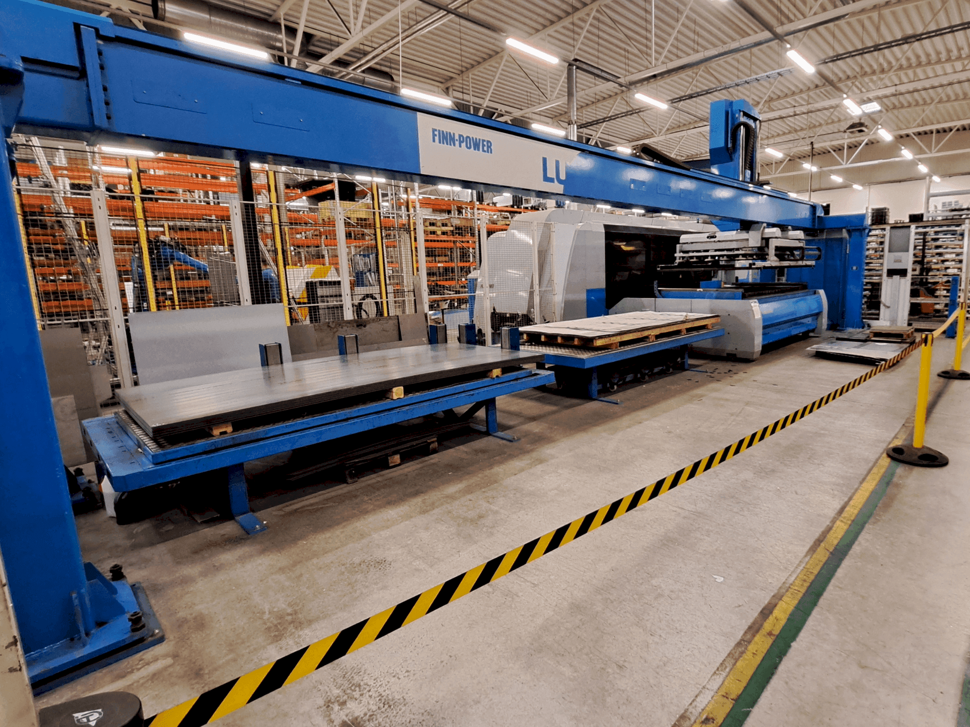Vista frontale della macchina Finn-Power L6 laser + LU3000