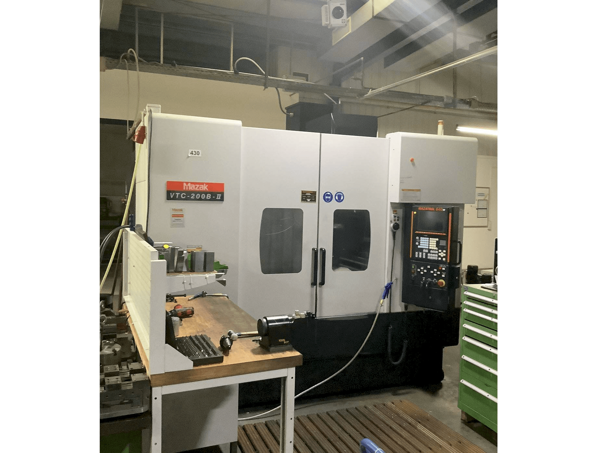 Vista frontale della macchina Mazak VTC-200B-II