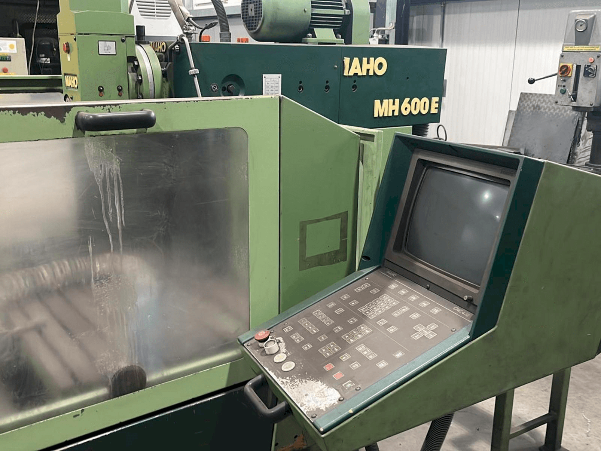 Vista frontale della macchina MAHO MH 600 E