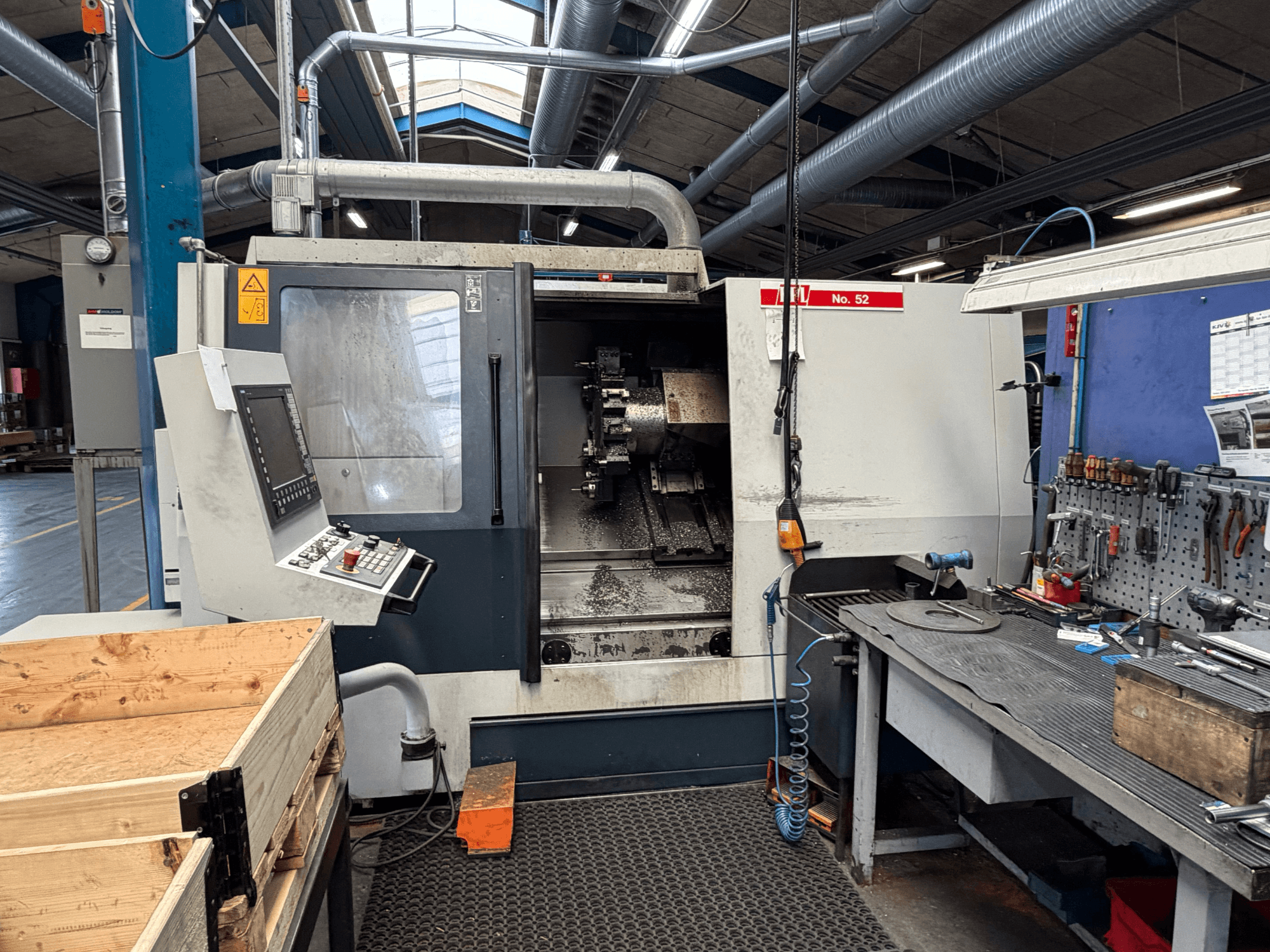 Tornio orizzontale SPINNER TC800 110 SMCY, visto frontalmente, con pannello di controllo e area di lavoro vicina.