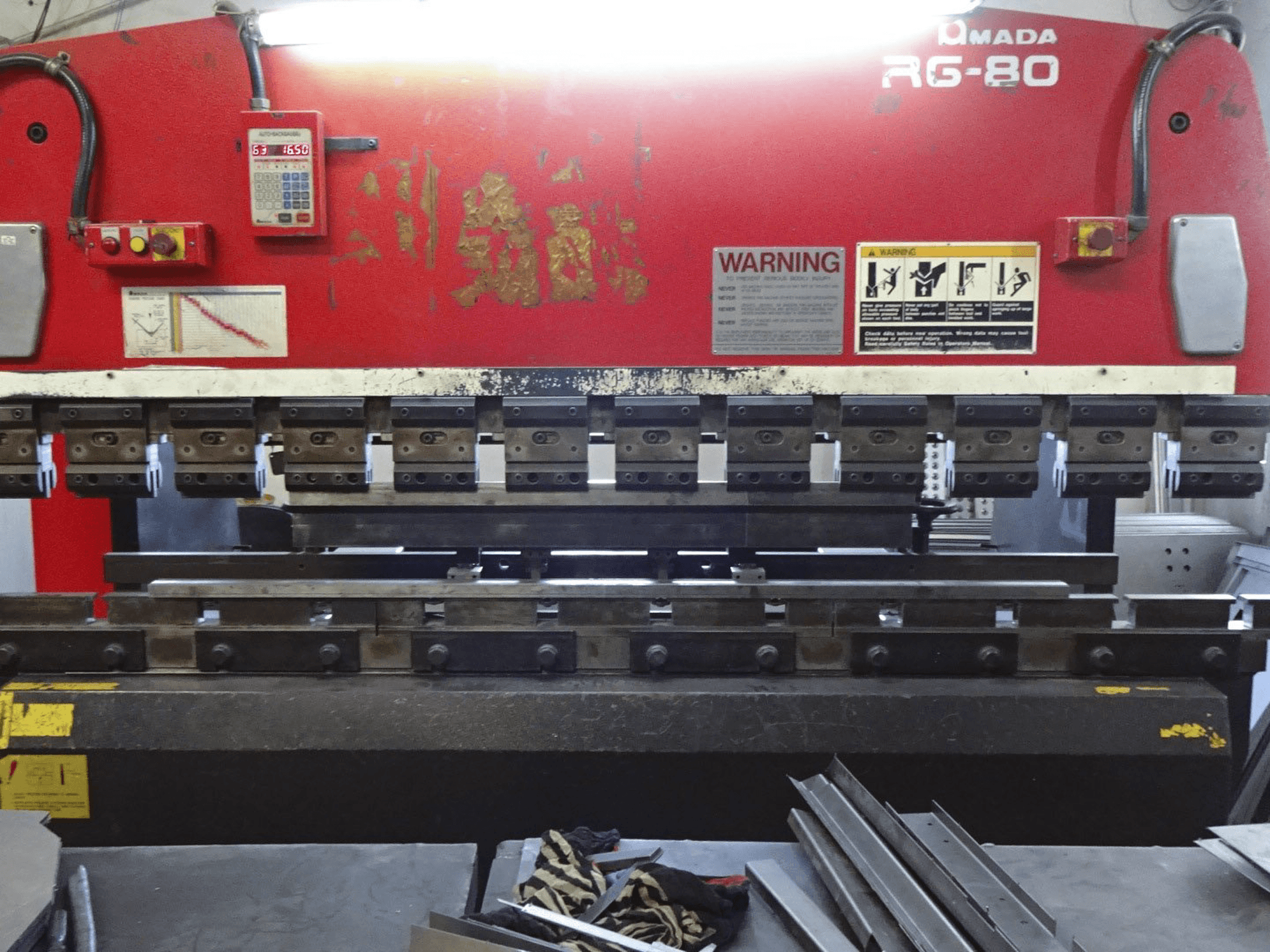 Vista frontale della macchina AMADA RG-80