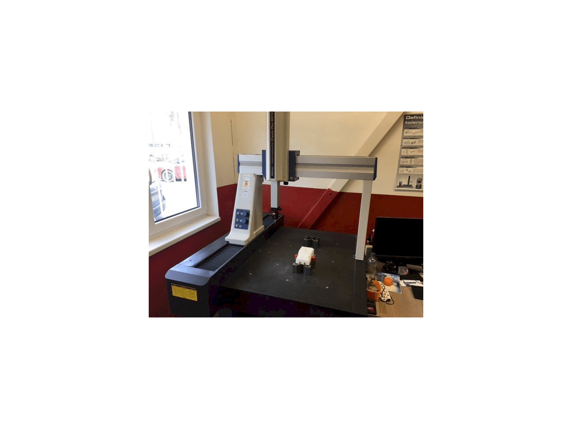 Vista frontale della macchina Mitutoyo Crysta-Plus M 574