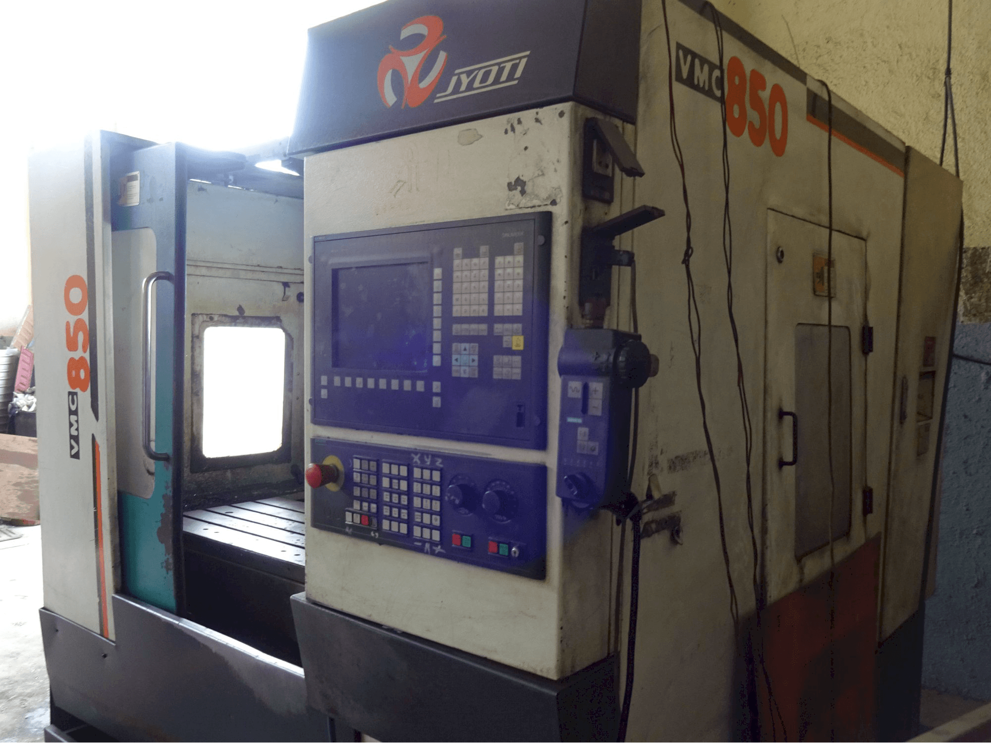 Vista lato destro della macchina JYOTI VMC 850