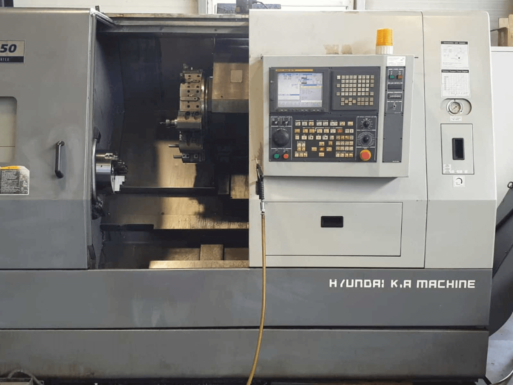 Vista frontale della macchina Hyundai Kia SKT250