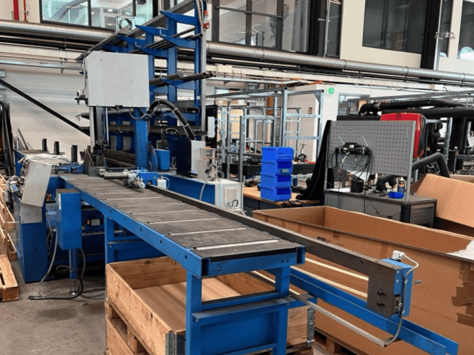 Sega a nastro per metalli JAESPA Classic 423 DGH, vista frontalmente, con nastro trasportatore e attrezzature industriali circostanti.