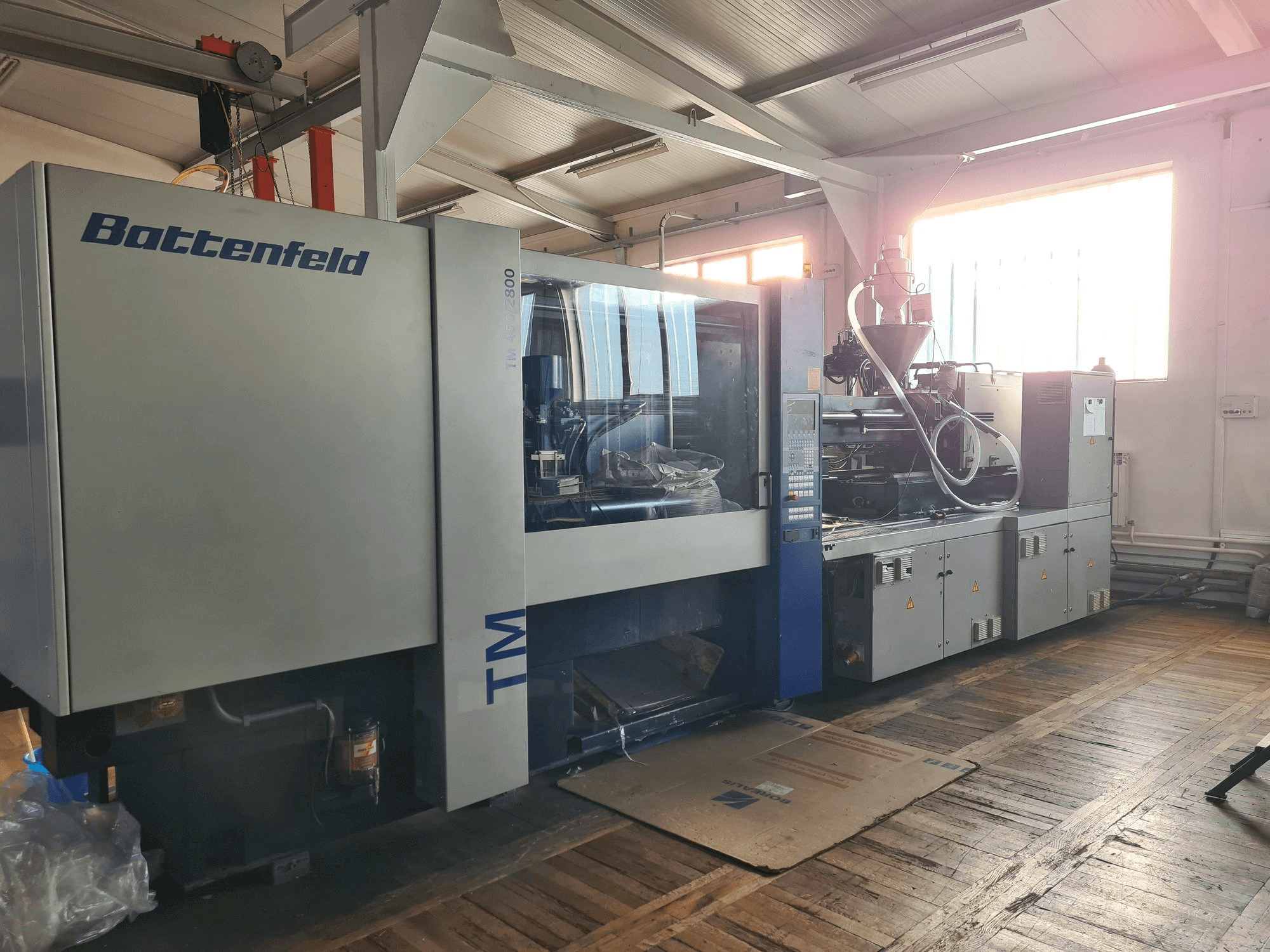 Vista frontale della macchina Battenfeld TM 450/2800