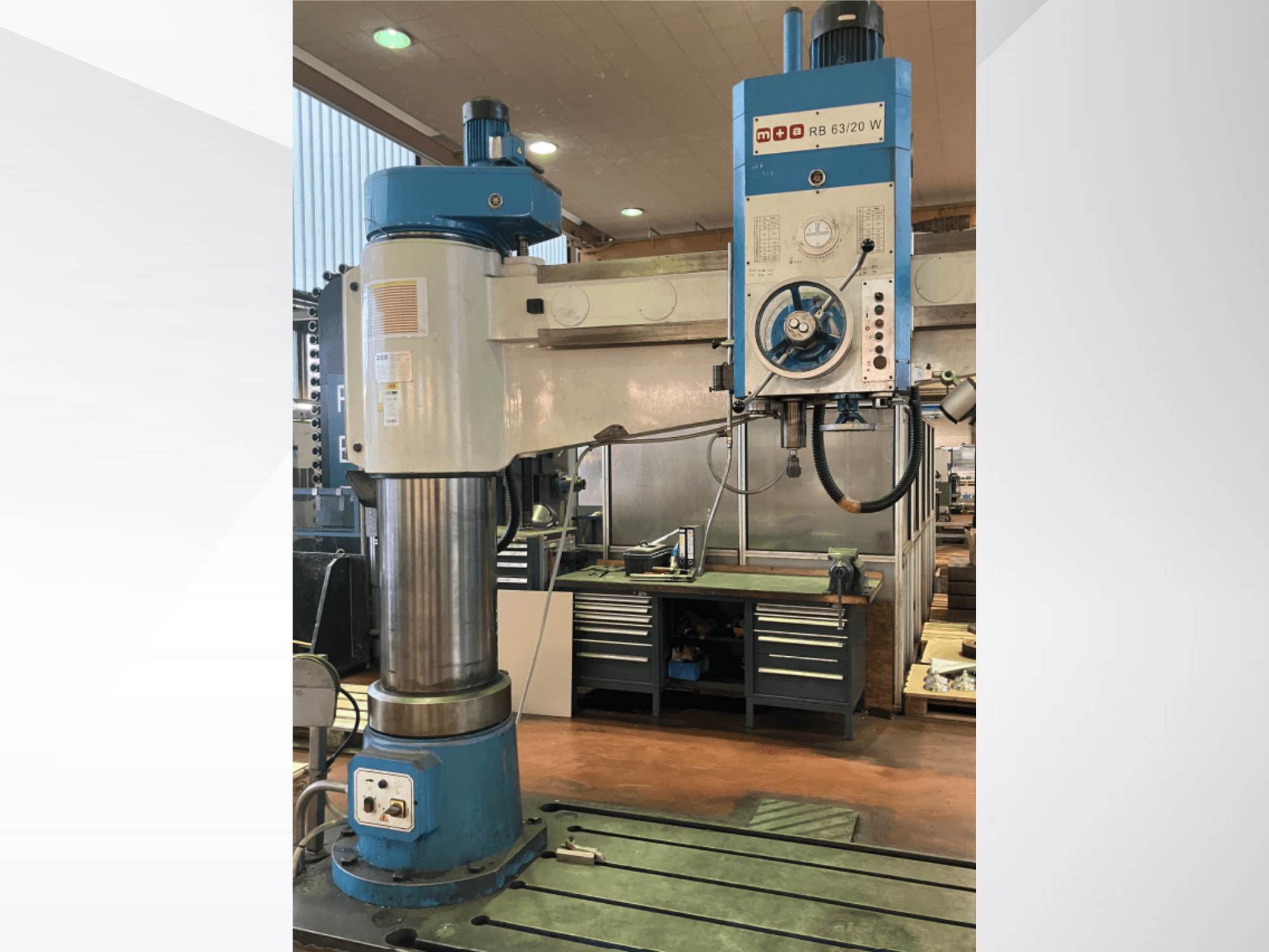 Trapano per metalli M+A RB 63/20 W, vista frontale, caratterizzato da un'ampia colonna verticale e da un pannello di comando con manopole e interruttori.
