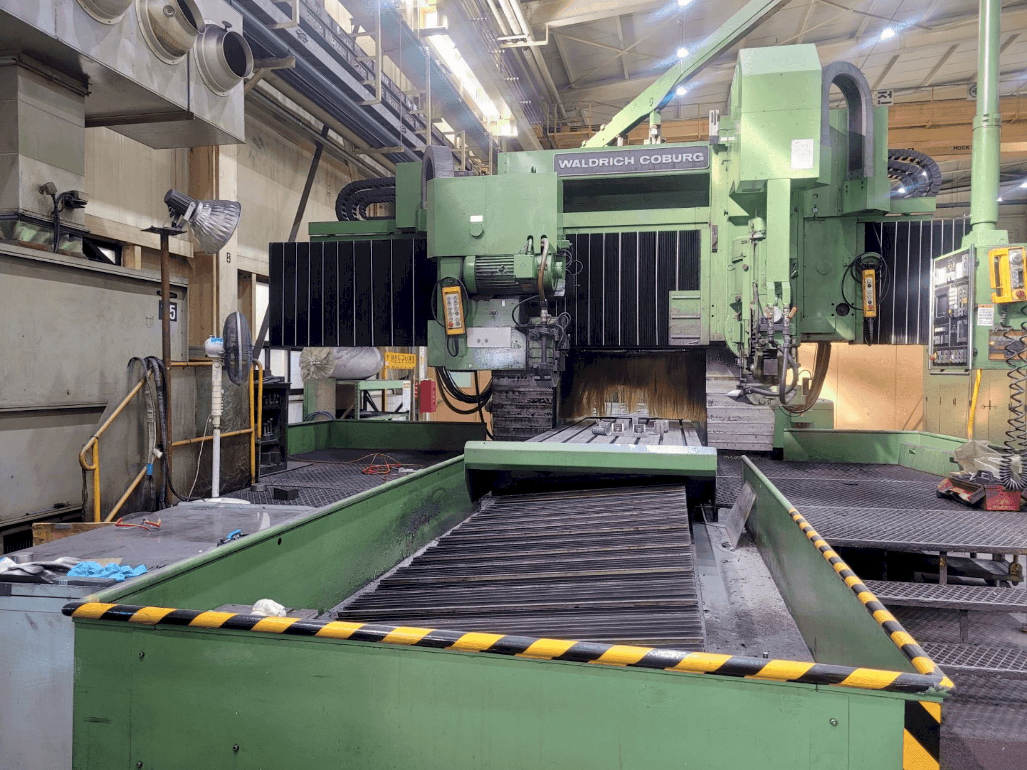 Vista frontale della macchina WALDRICH COBURG 30-15 S 2525