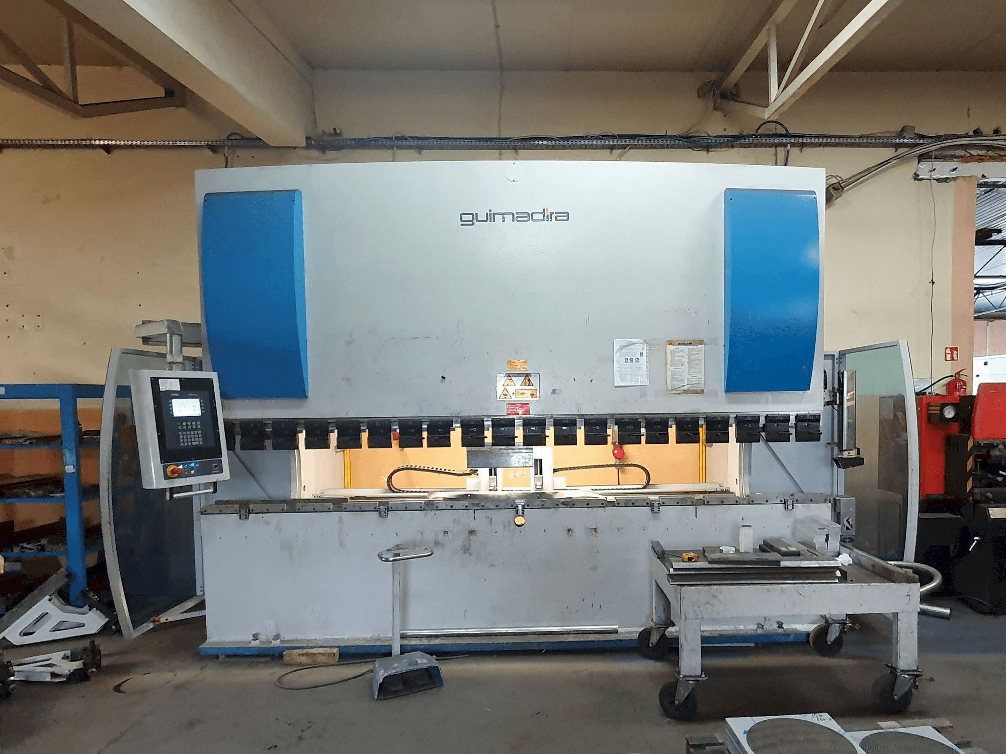 Vista frontale della macchina ADIRA PMO-16040PLS