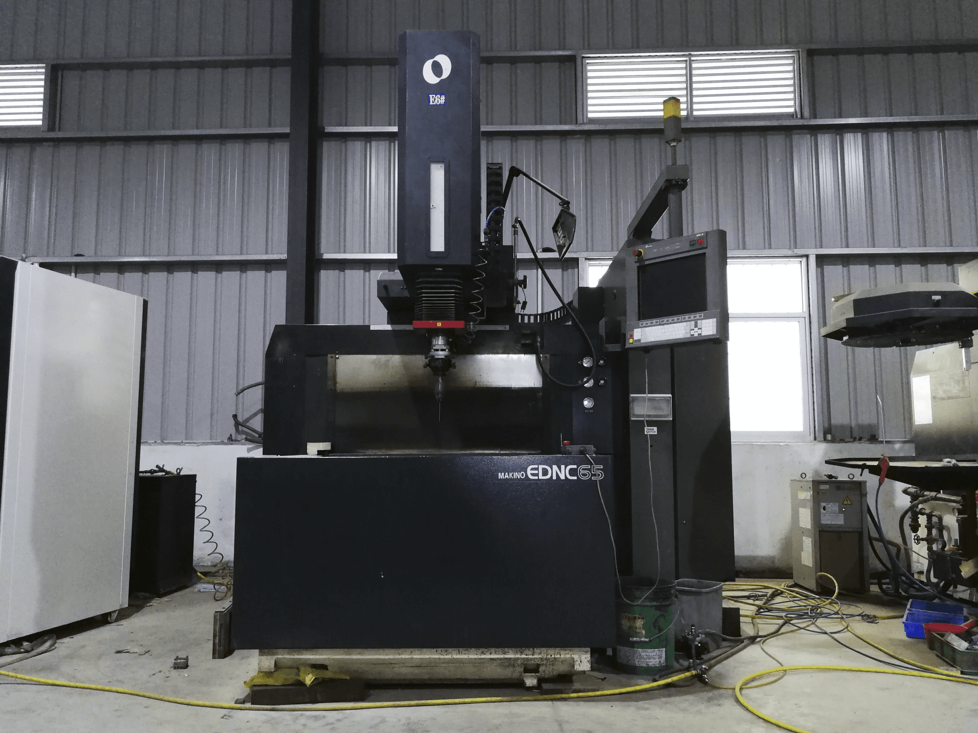 Vista frontale della macchina Makino EDNC65