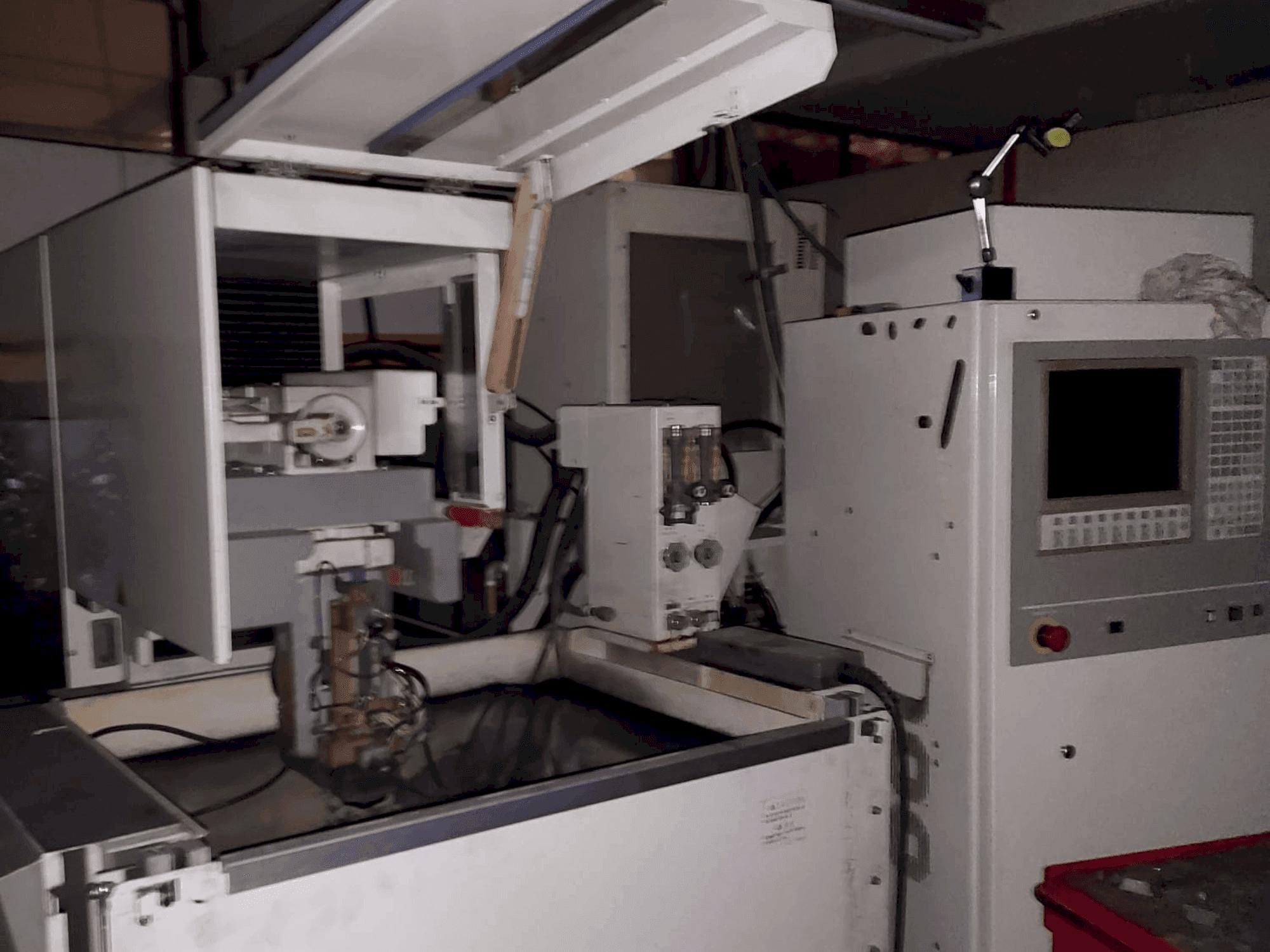 Vista frontale della macchina Mitsubishi FX10K