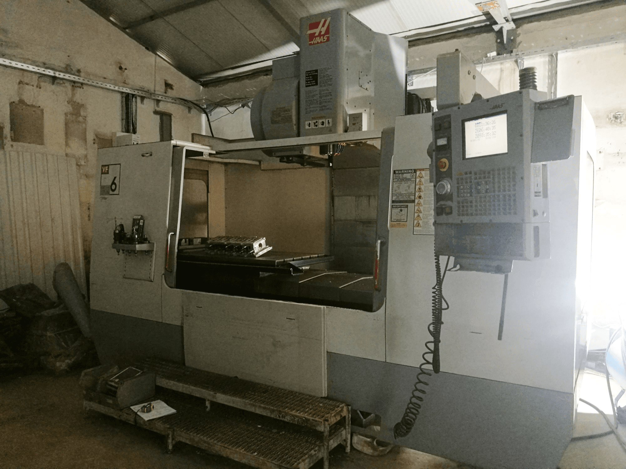 Vista frontale della macchina HAAS VF-6B/40HE