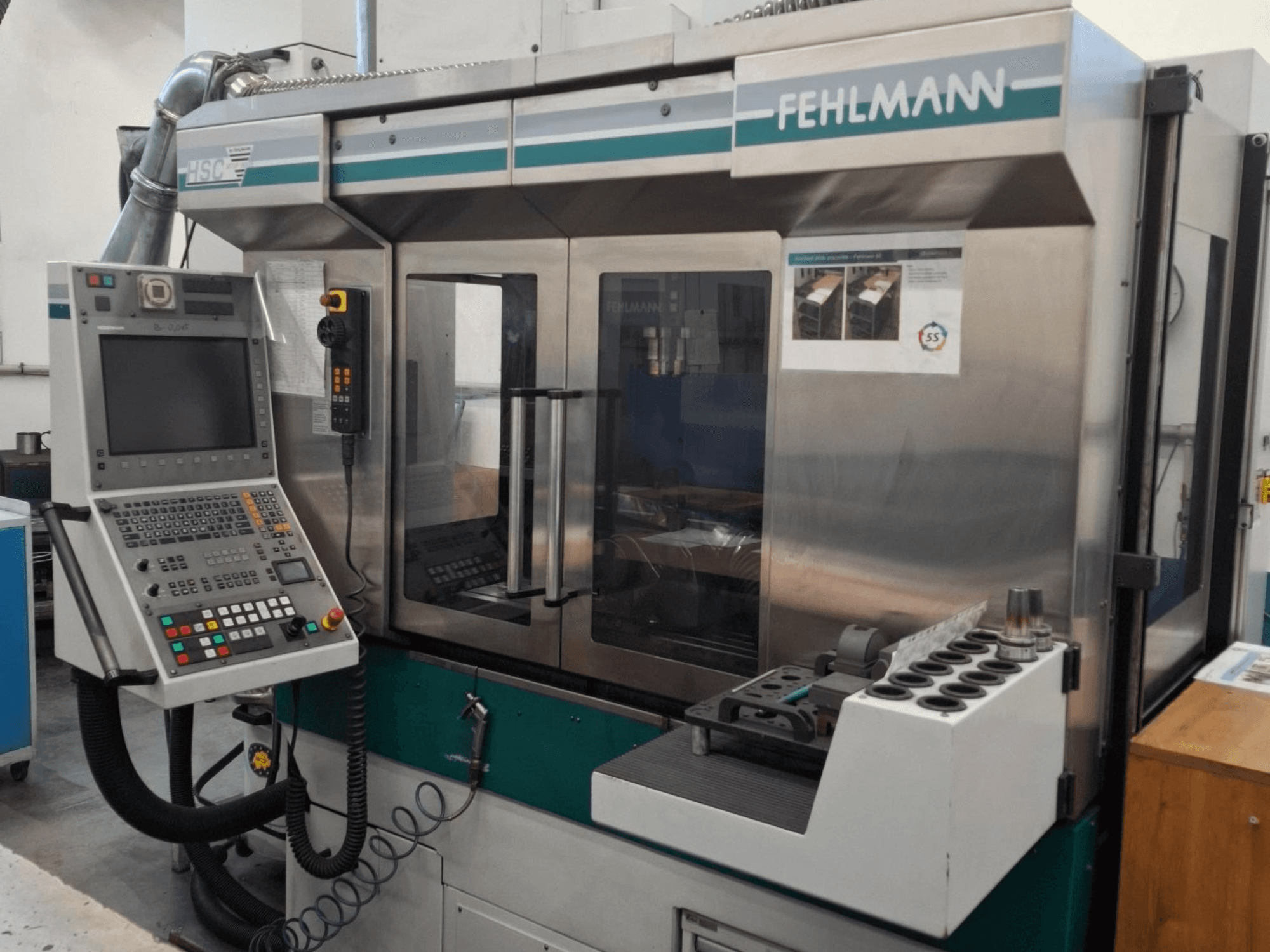 Macchina CNC Fehlmann HSC 20, vista frontale, con pannello di controllo, involucro metallico e portautensili con scanalature multiple.