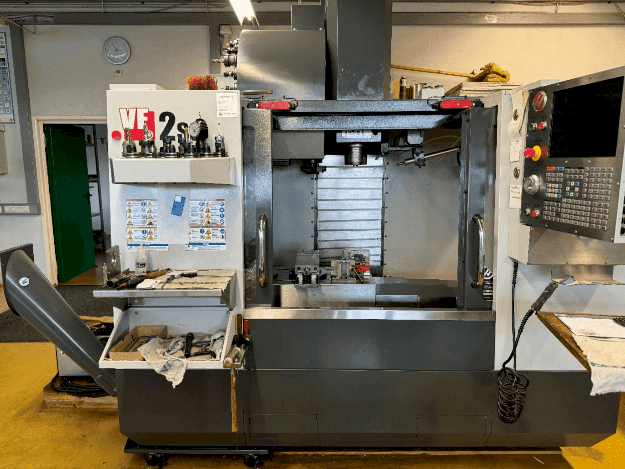 Vista frontale della macchina HAAS VF-2SS