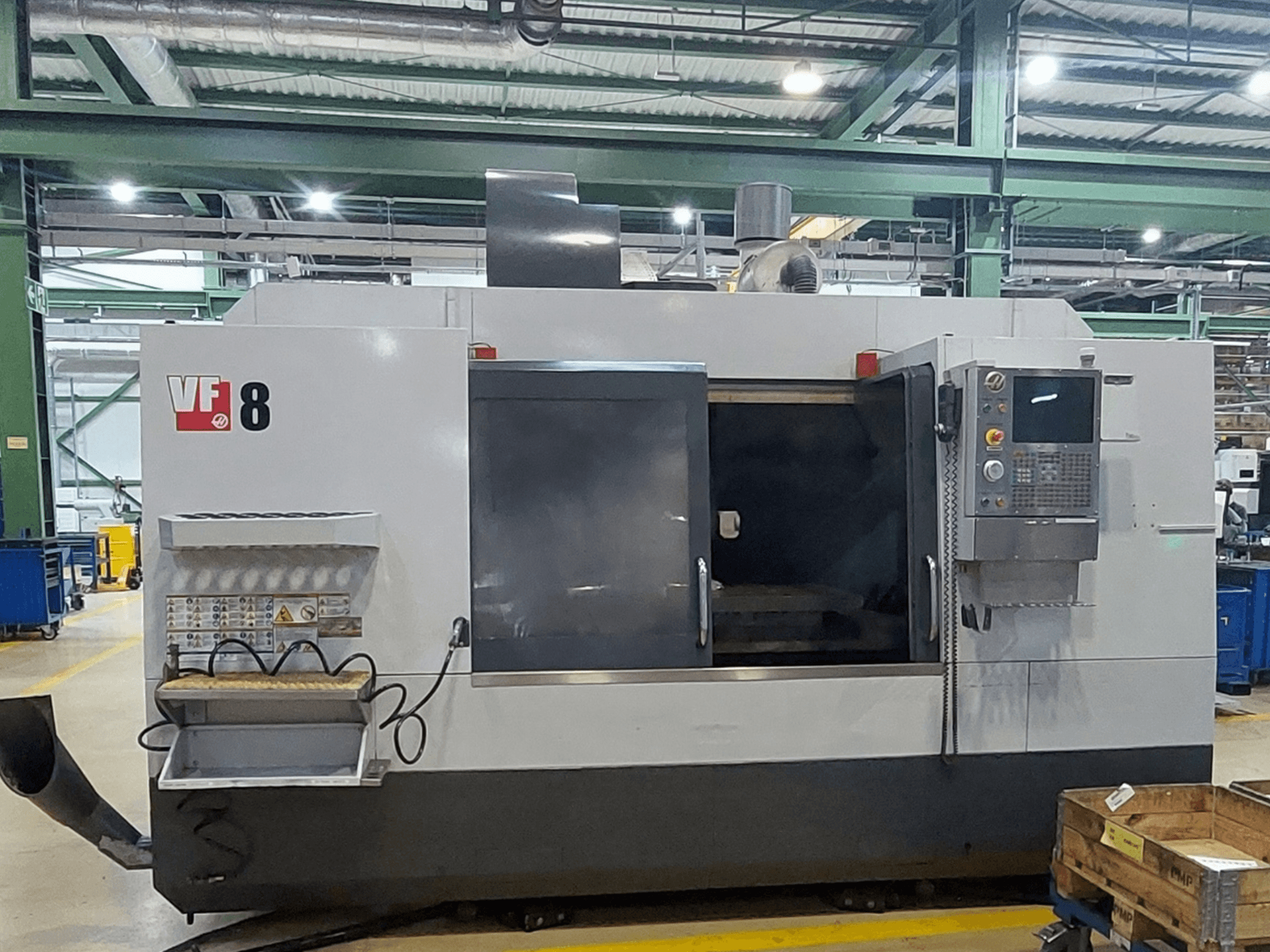 Centro di lavorazione verticale HAAS VF-8, vista frontale; presenta il pannello di controllo e l'area di carico, progettato per operazioni di lavorazione di precisione.