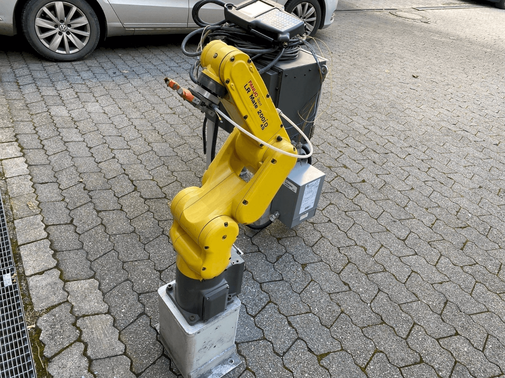 Vista frontale della macchina FANUC LR Mate 200iD/4S
