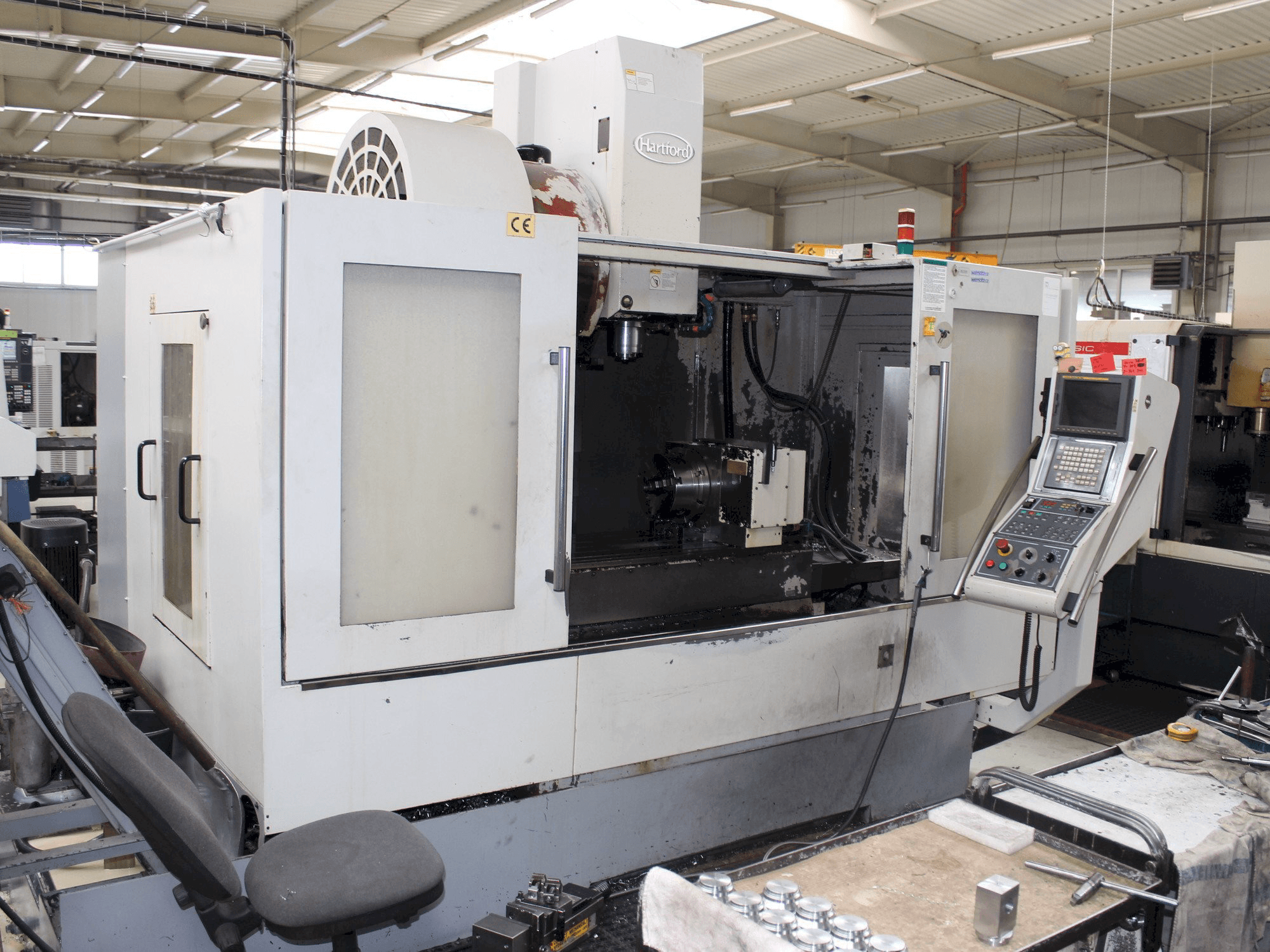 Vista frontale della macchina Hartford VMC 1270A