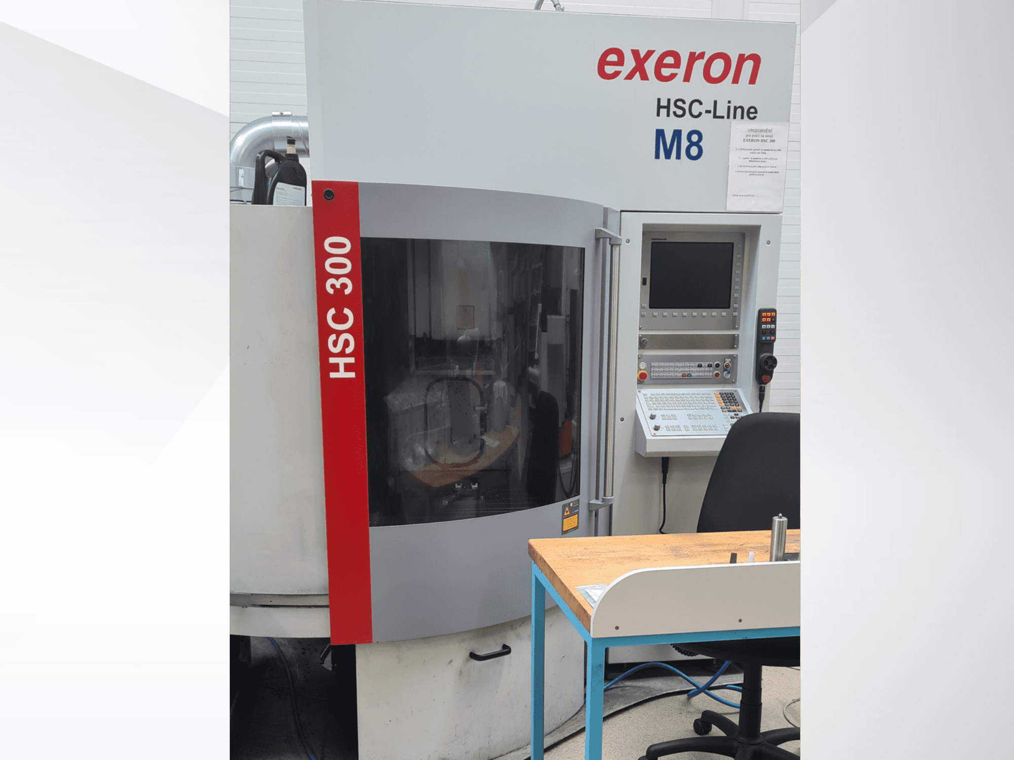 Centro di lavorazione verticale Exeron HSC 300/3, vista frontale, con pannello di controllo e piano di lavoro visibili.